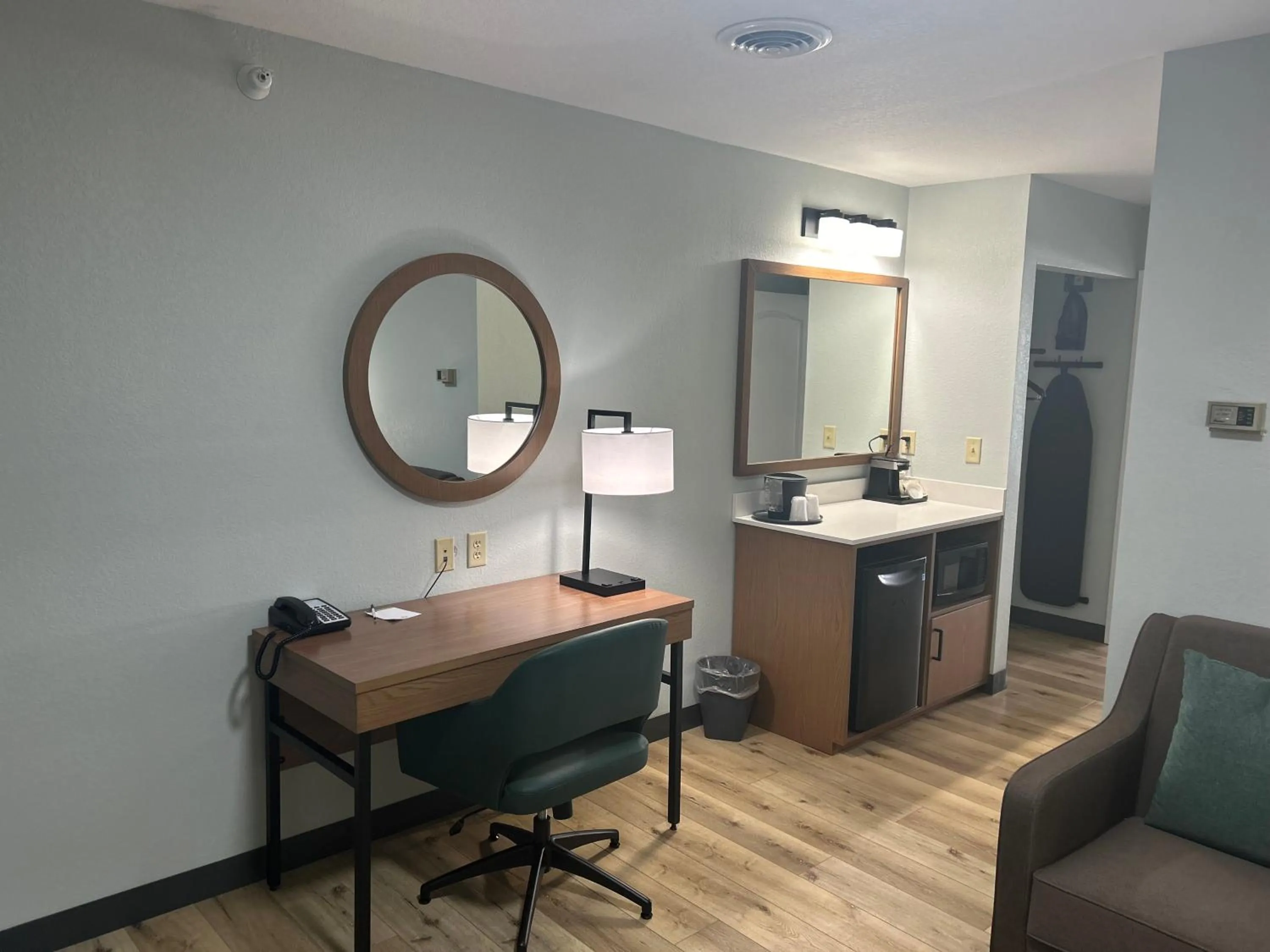 Seating area in Wingate By Wyndham Mansfield Ontario