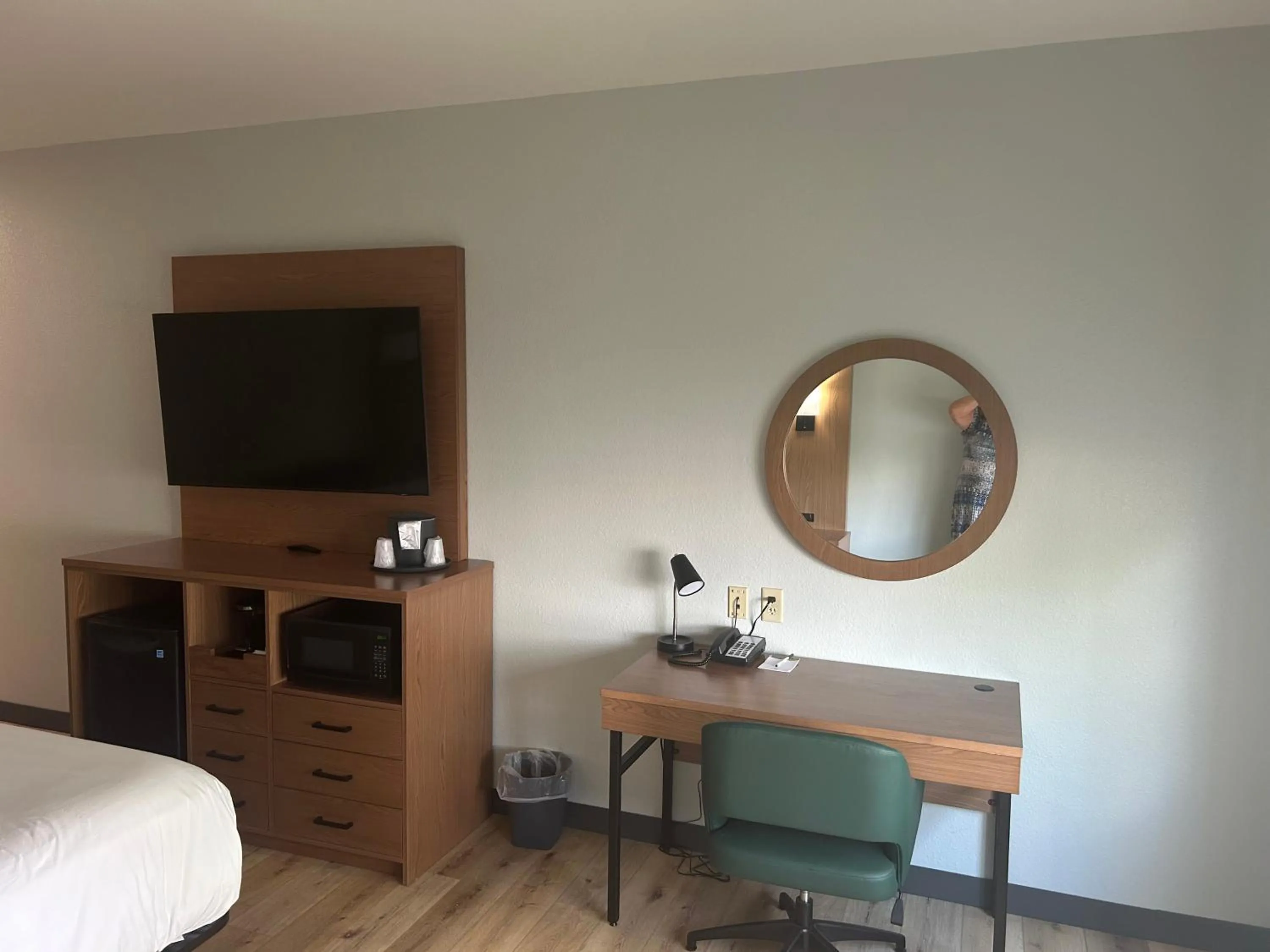 TV and multimedia, Bed in Wingate By Wyndham Mansfield Ontario