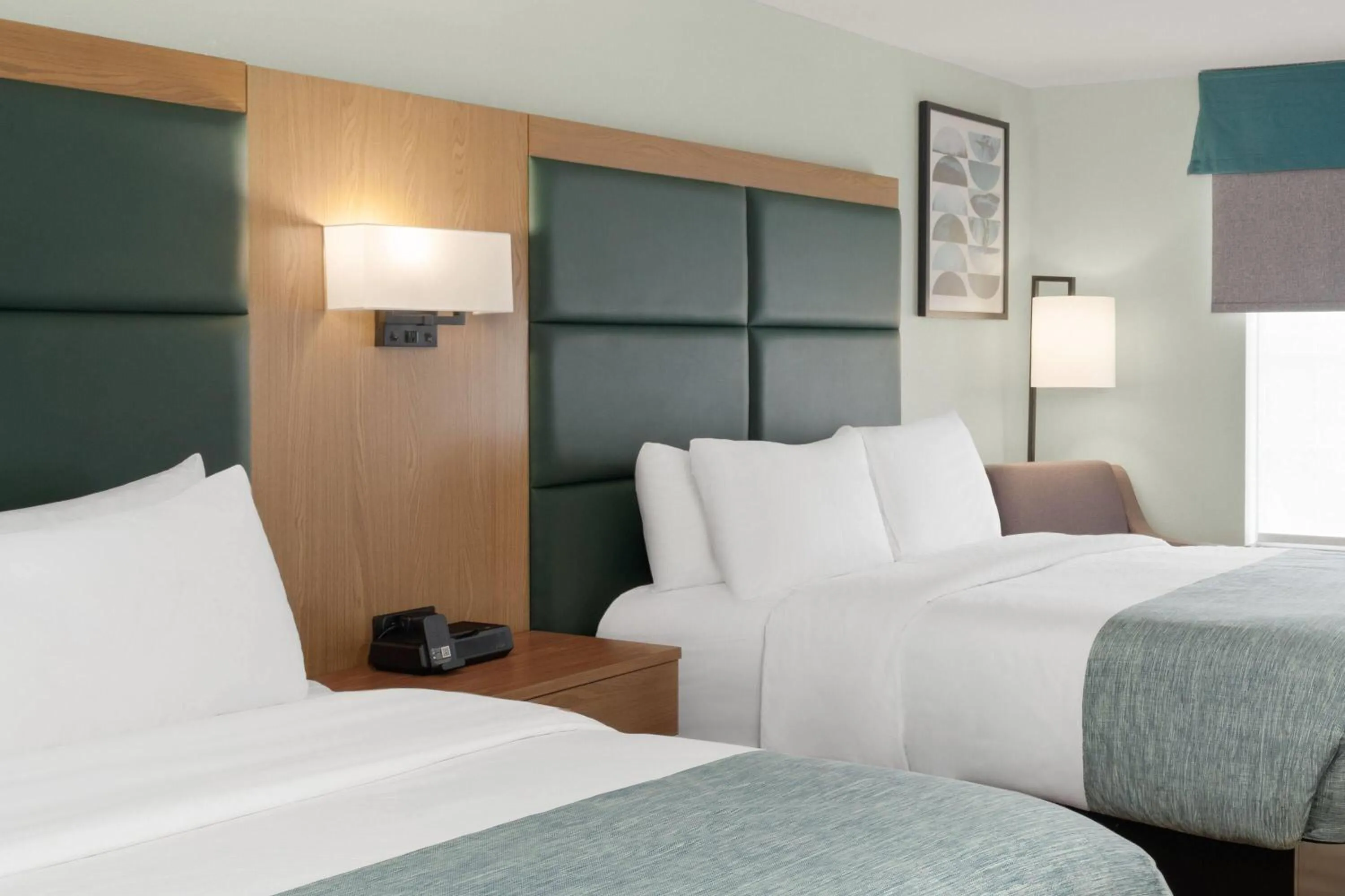 Photo of the whole room, Bed in Wingate By Wyndham Mansfield Ontario