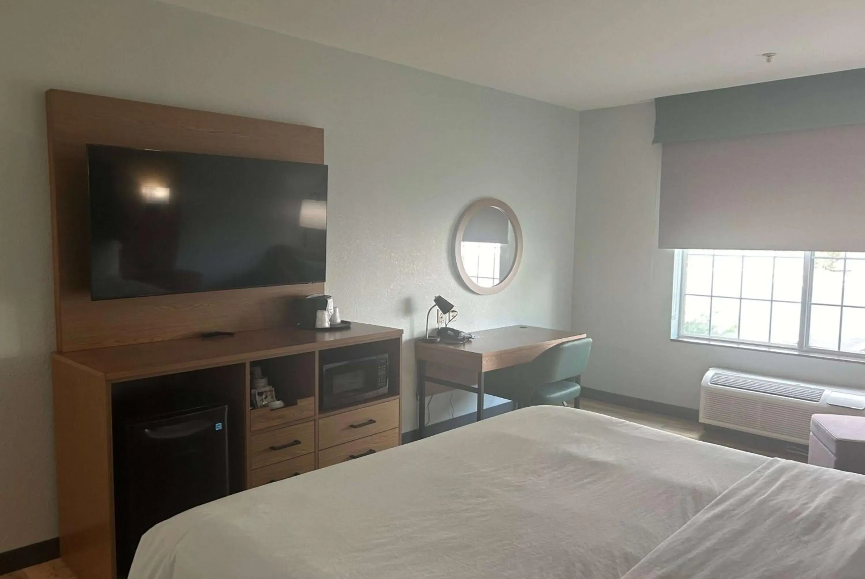 King Suite with Hearing Access and Bathtub with Grab Bars, Non-Smoking in Wingate By Wyndham Mansfield Ontario King Suite with Hearing Access and Bathtub with Grab Bars, Non-Smoking in Wingate By Wyndham Mansfield Ontario