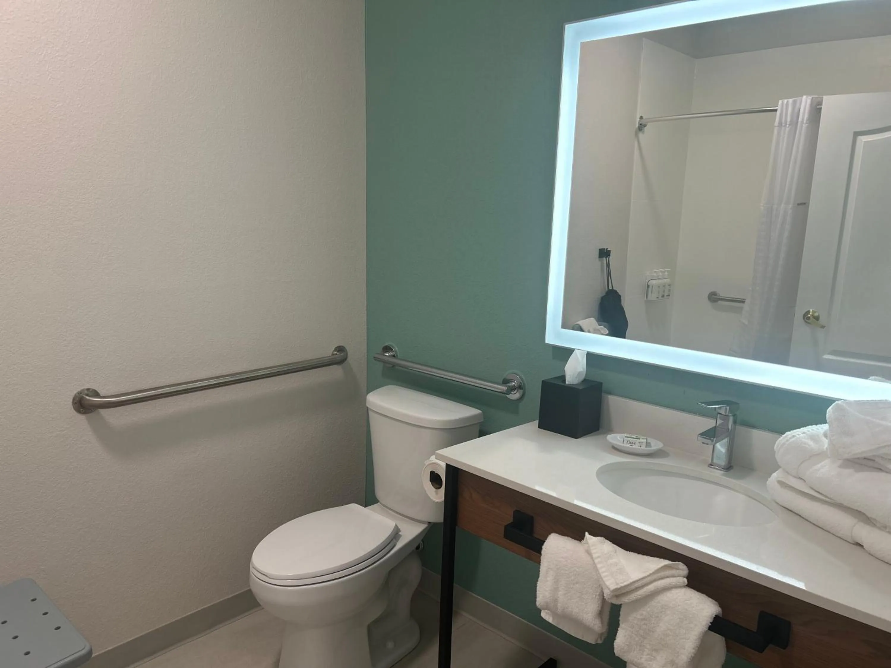 Toilet in Wingate By Wyndham Mansfield Ontario