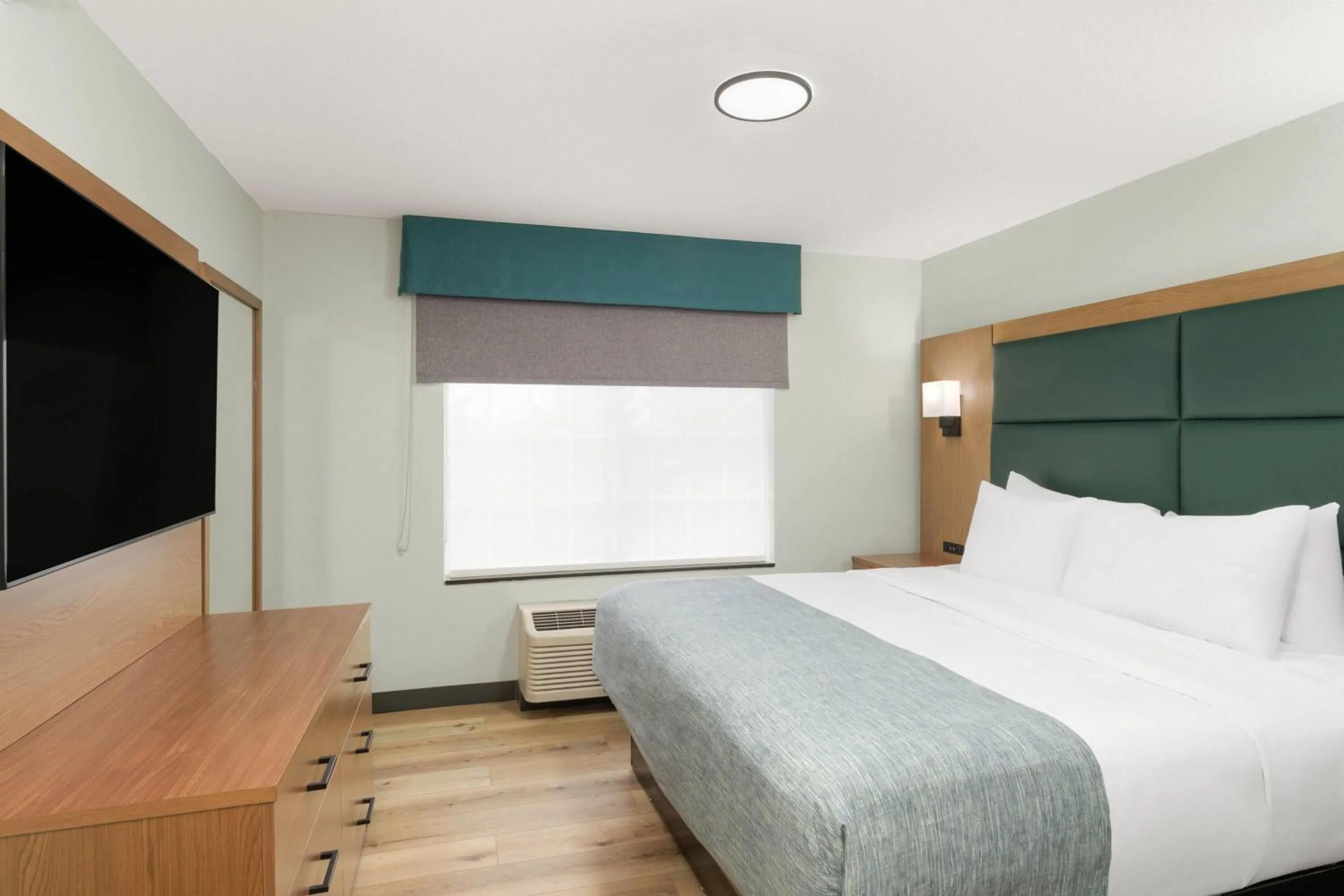 Photo of the whole room, Bed in Wingate By Wyndham Mansfield Ontario