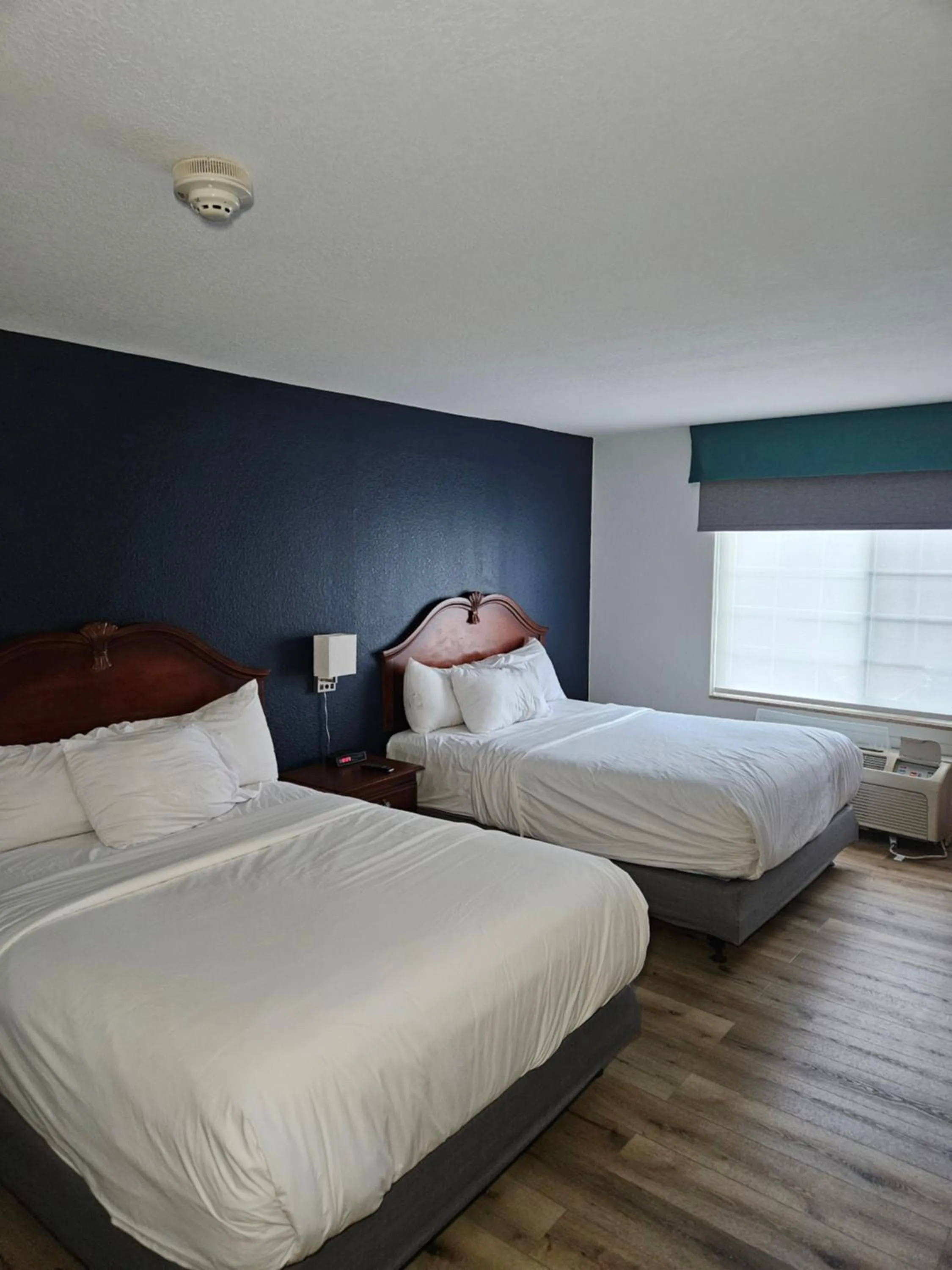 Bedroom, Bed in Wingate by Wyndham Youngstown - Austintown