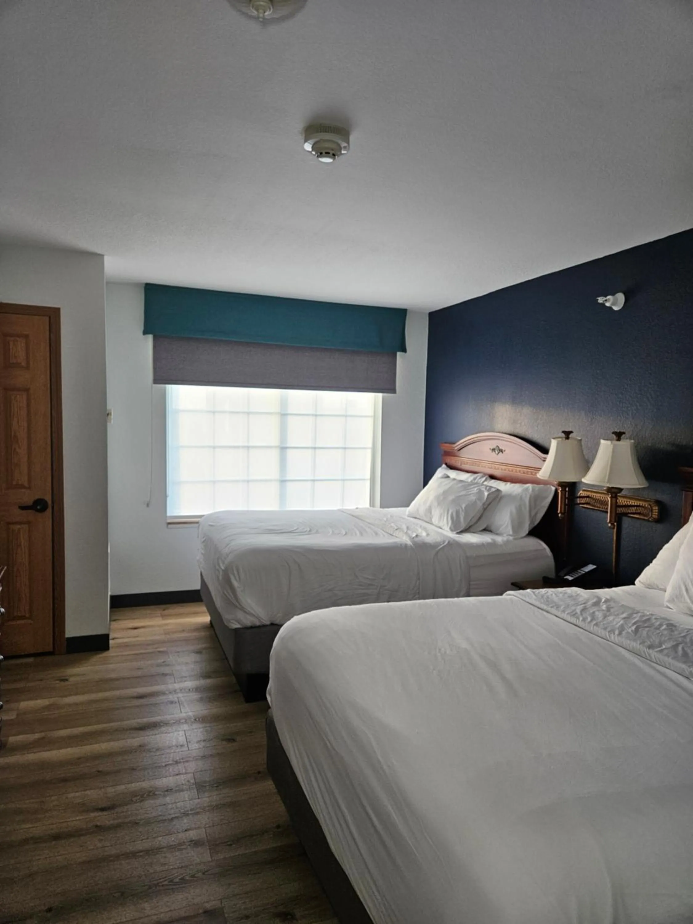 Bedroom, Bed in Wingate by Wyndham Youngstown - Austintown