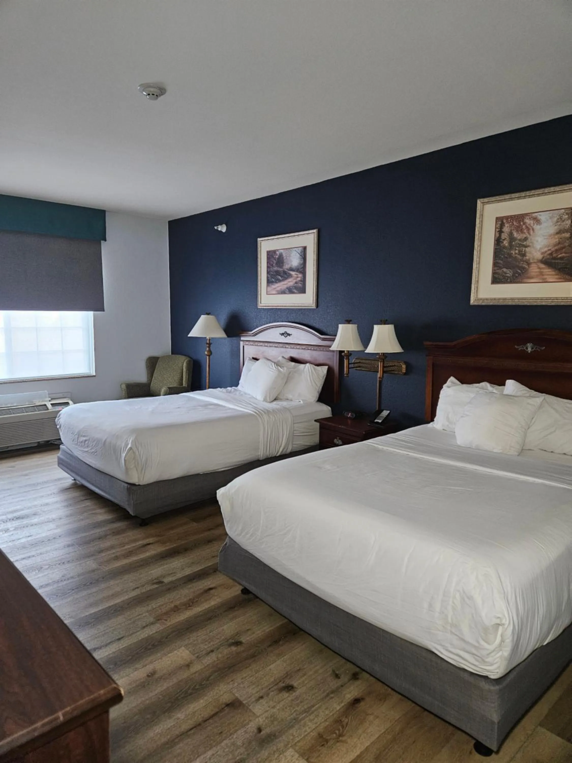 Bedroom, Bed in Wingate by Wyndham Youngstown - Austintown