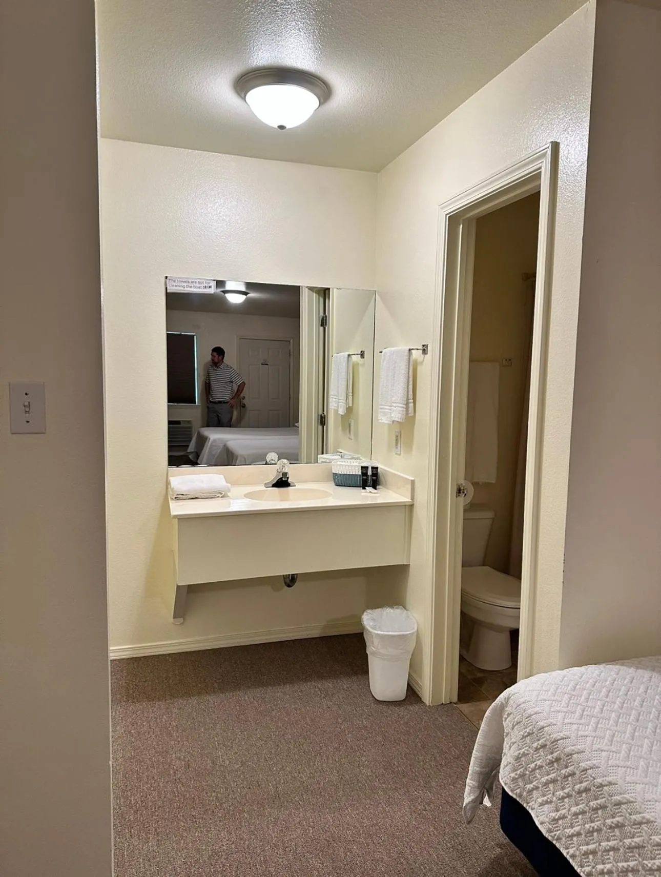 Bathroom, Bed in Lakeside Motel, Cabins and RV