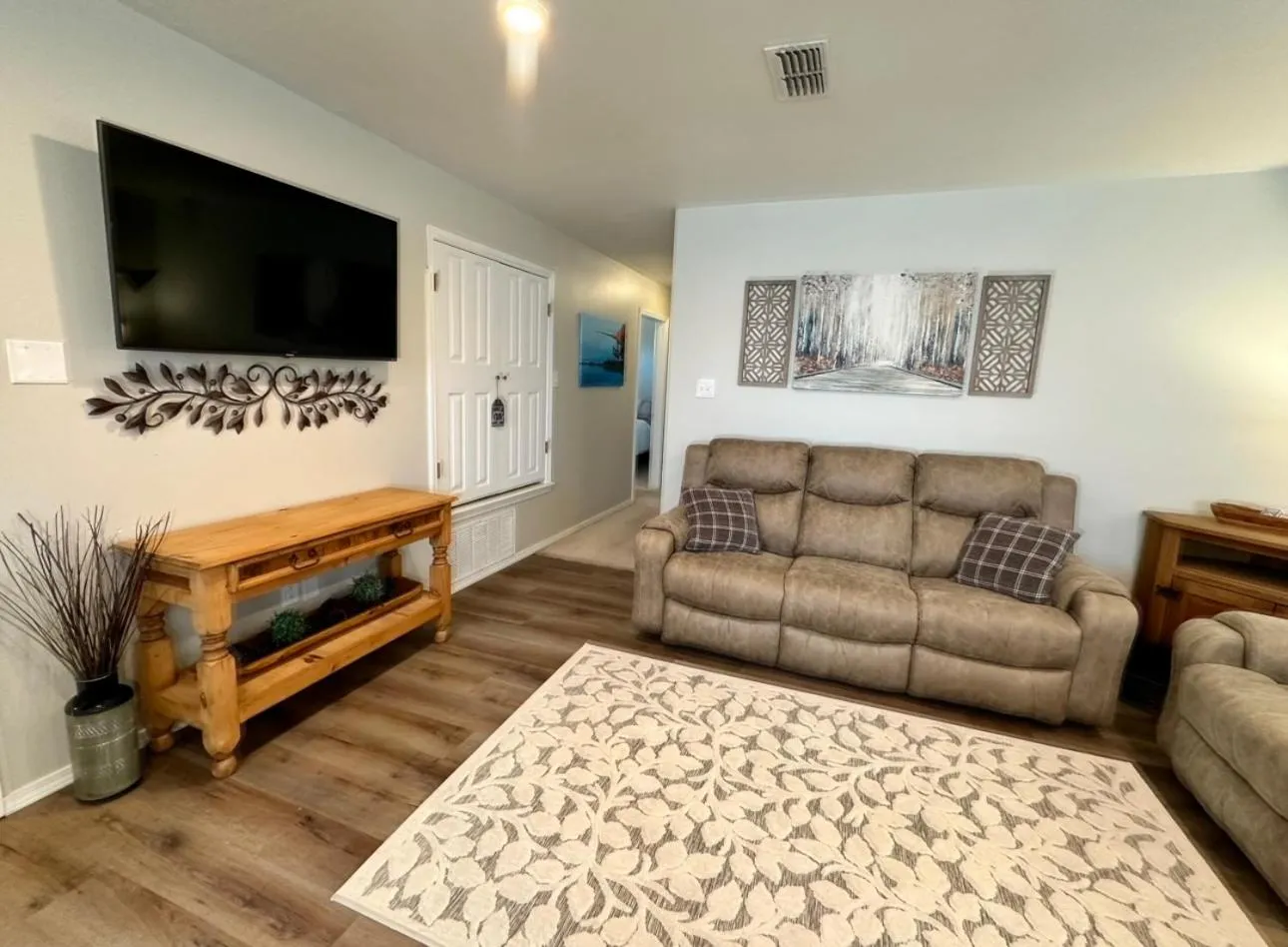 TV and multimedia, Bed in Lakeside Motel, Cabins and RV