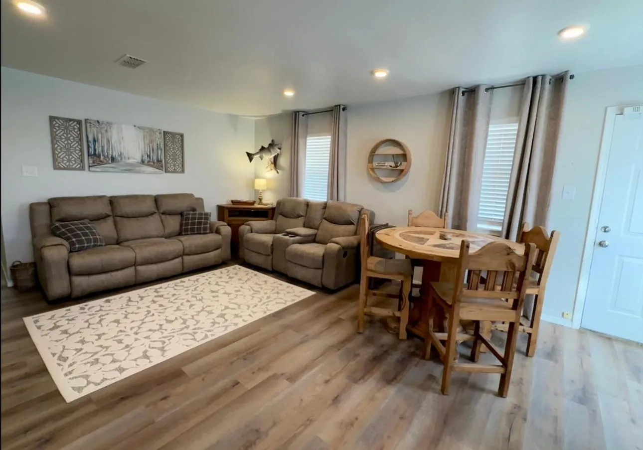 Living room in Lakeside Motel, Cabins and RV