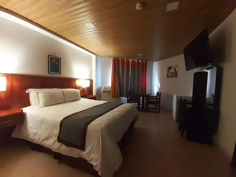 Shower, Bed in Hotel Guacamaya