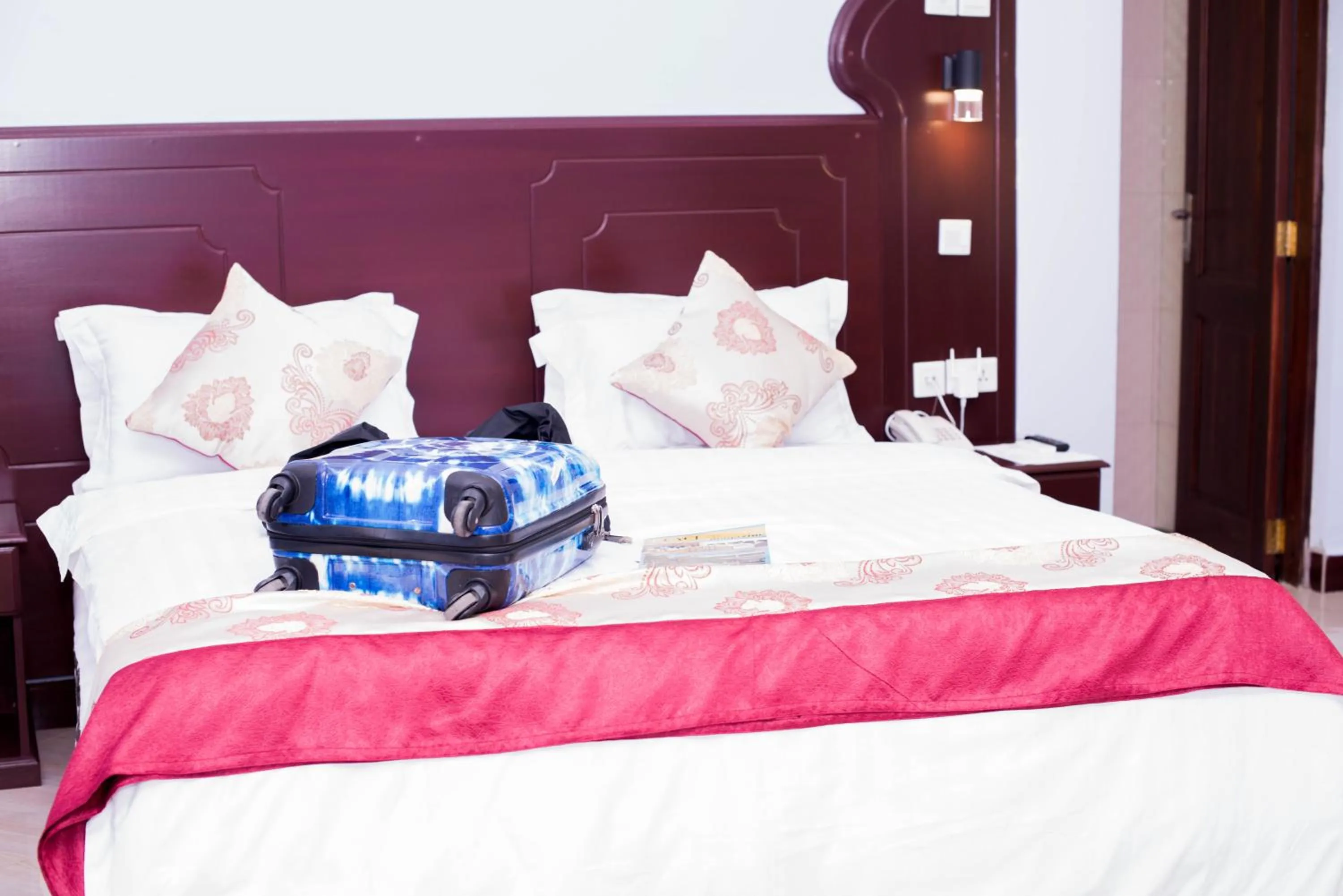 Bathroom, Bed in Green Mountain Hotel