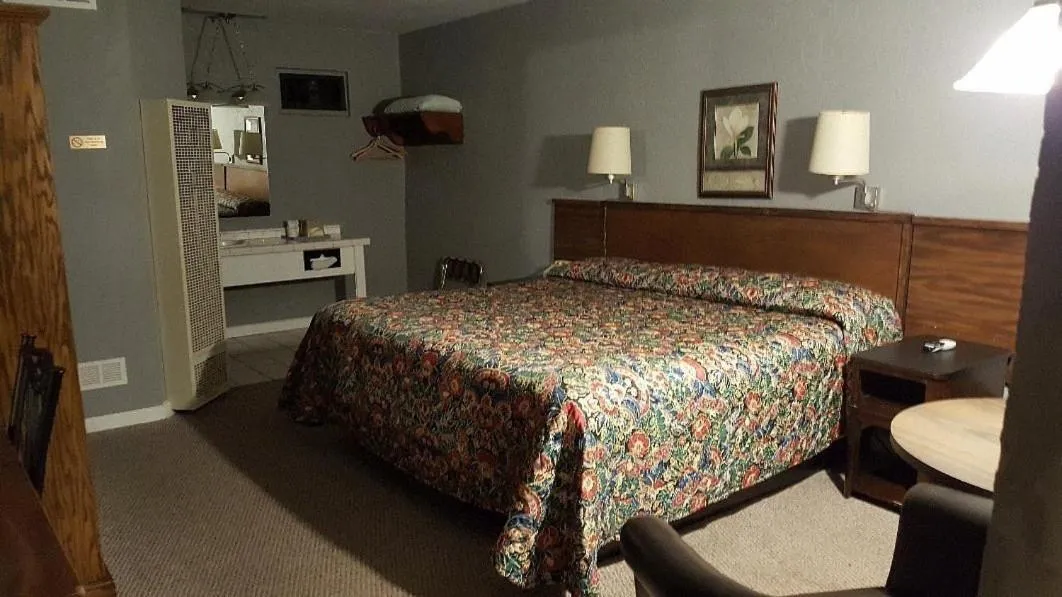 Bedroom, Bed in Frontier Motel