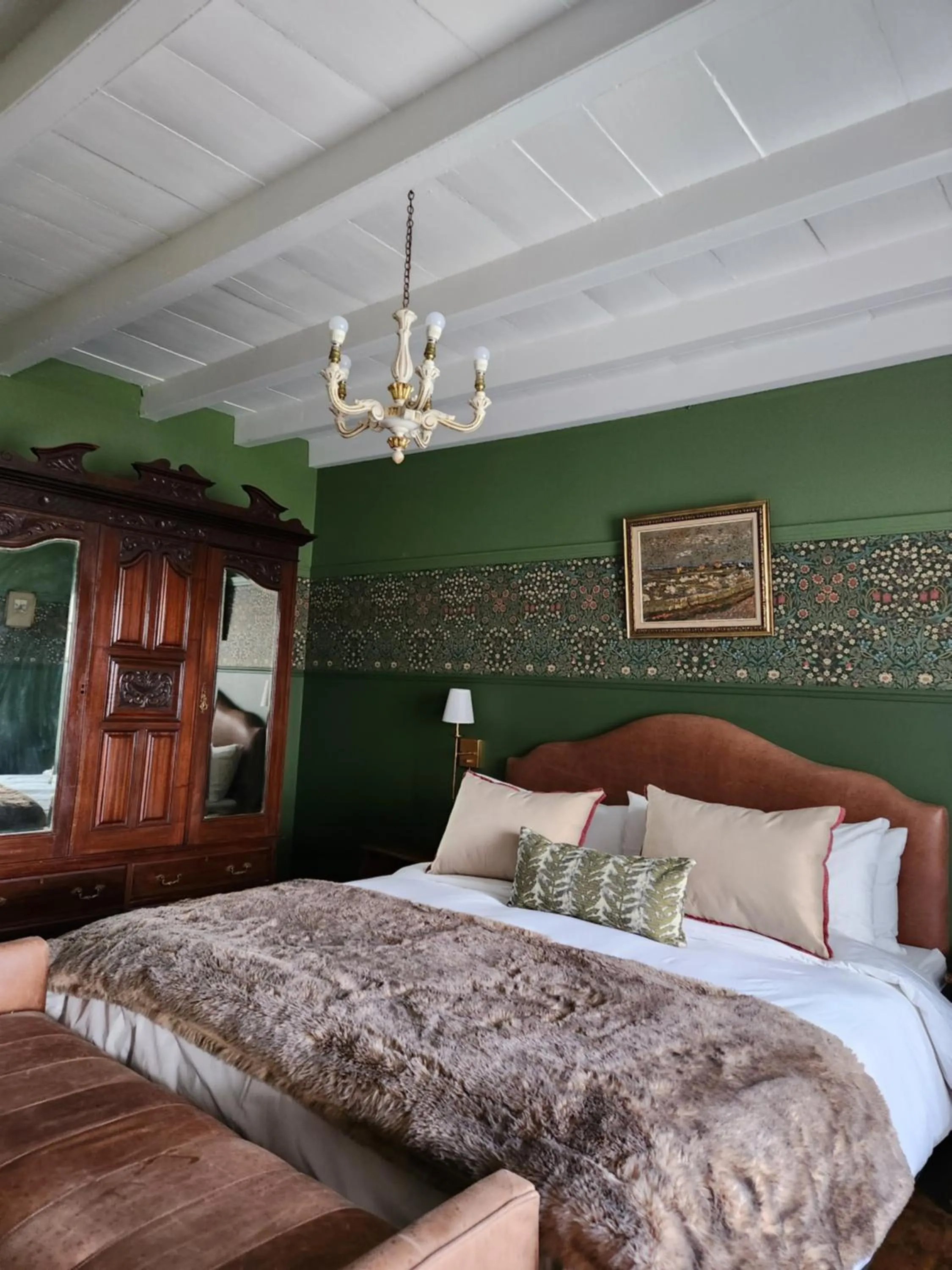 Deluxe King Room - single occupancy in Portland Manor