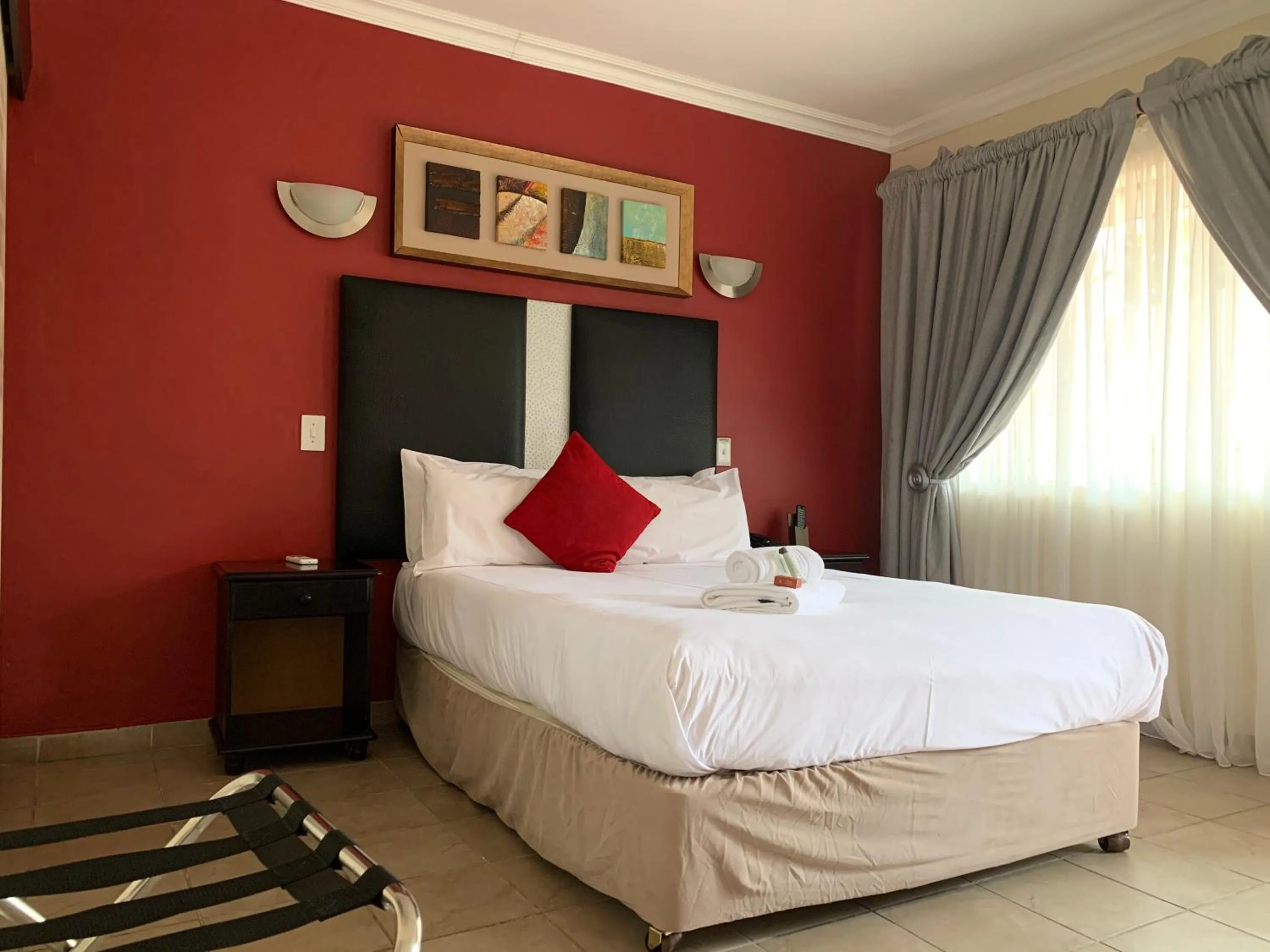Economy Twin Room in Ivory Lodge Bendor