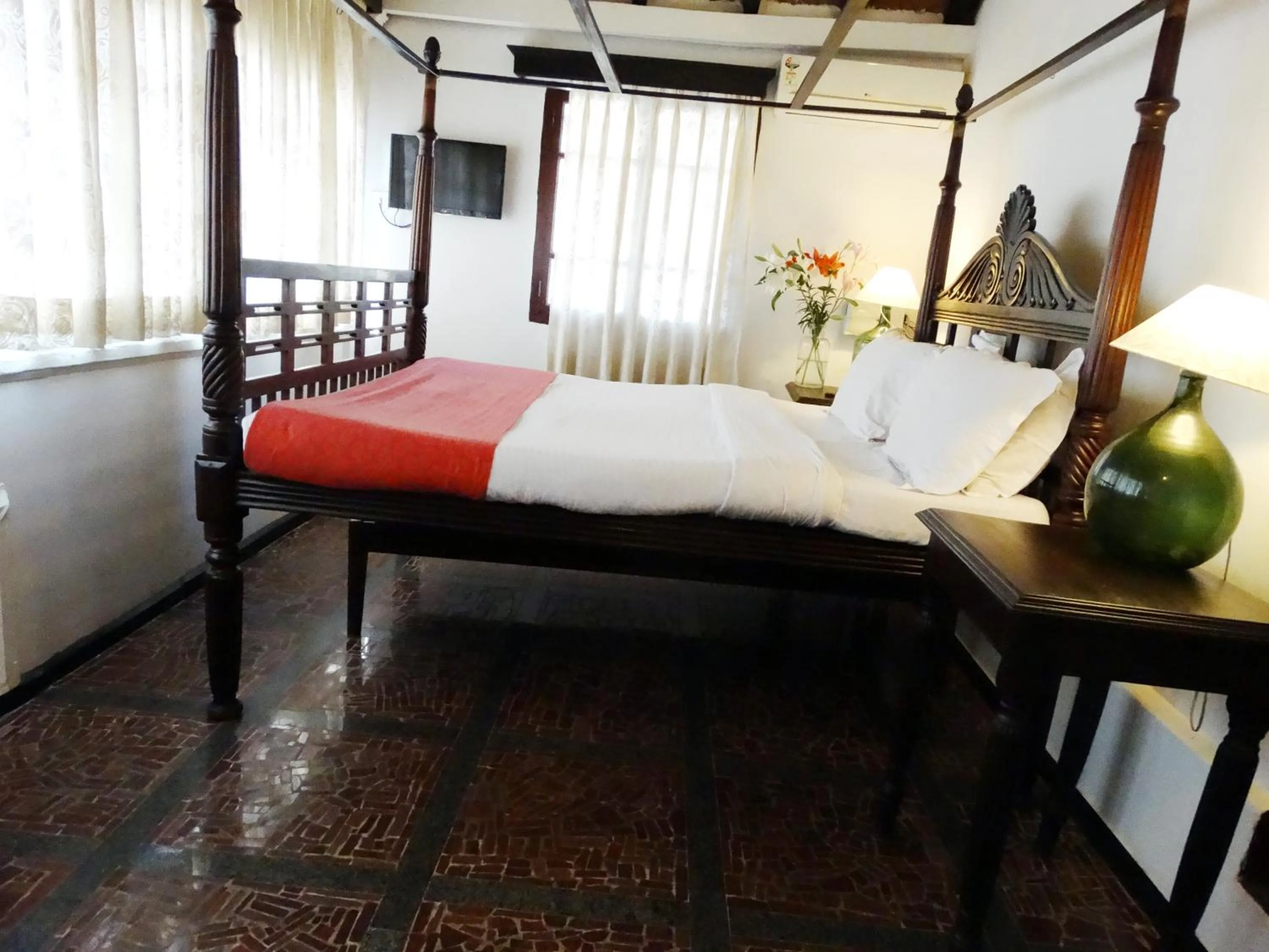 Bed in WelcomHeritage Panjim Pousada