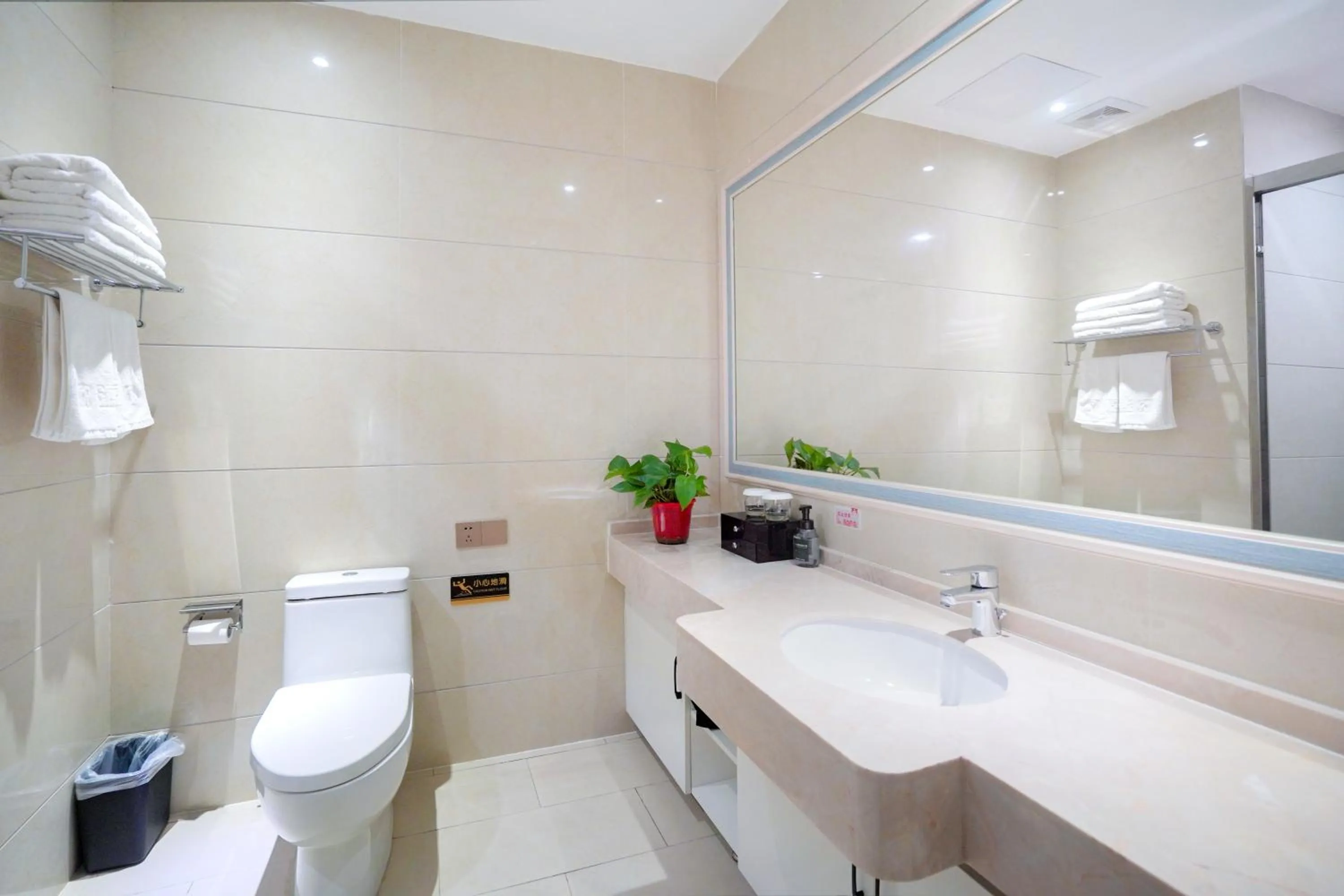 Toilet in Huashan Xinghe International Hotel