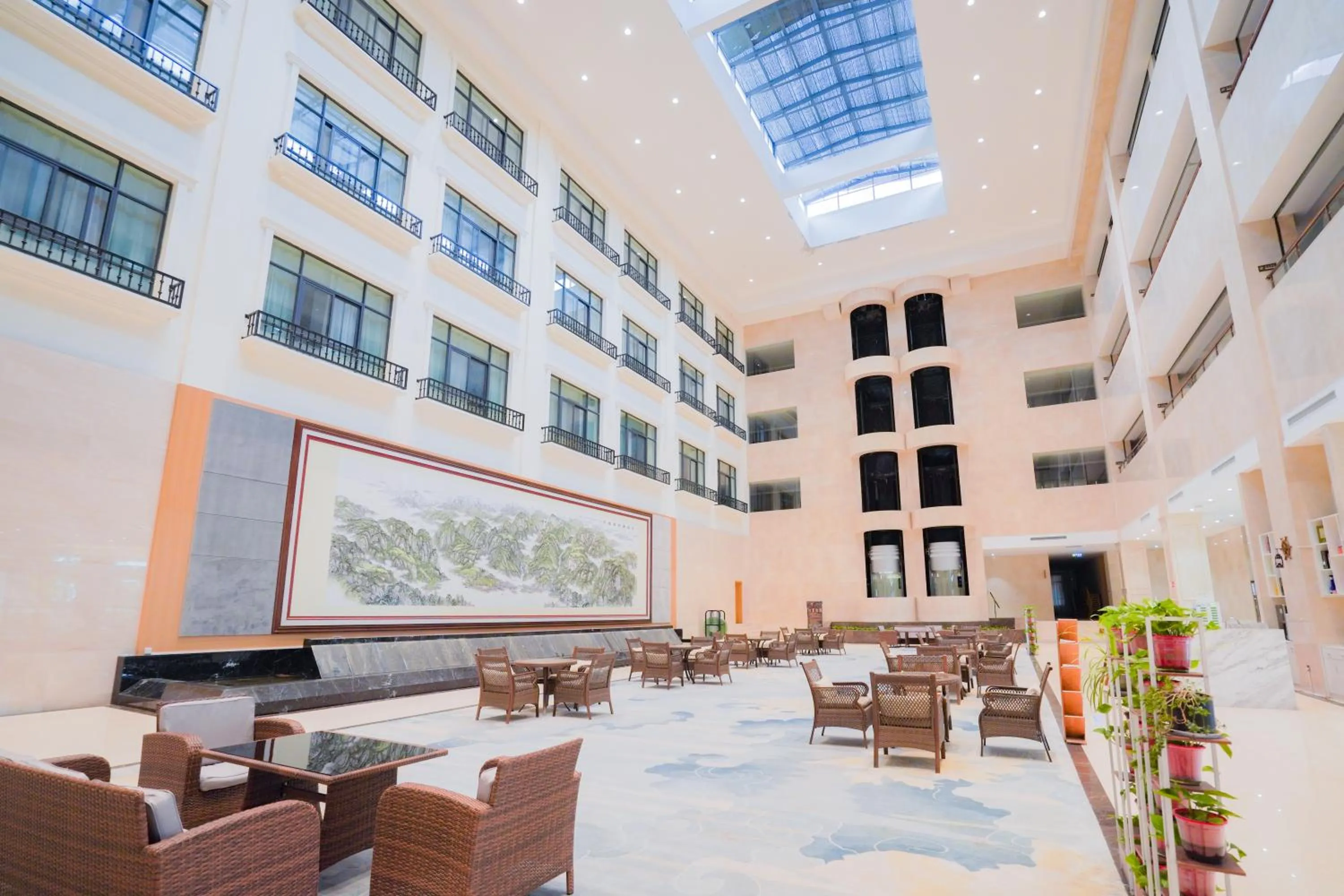 Communal lounge/ TV room in Huashan Xinghe International Hotel