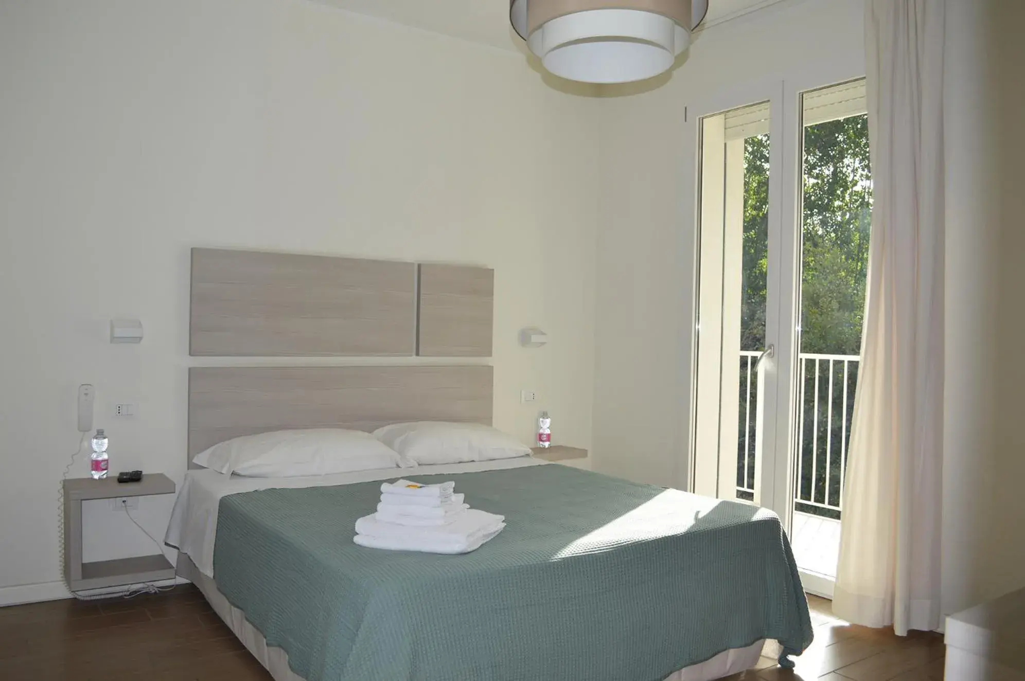 Bathroom, Bed in Hotel Riva e Mare