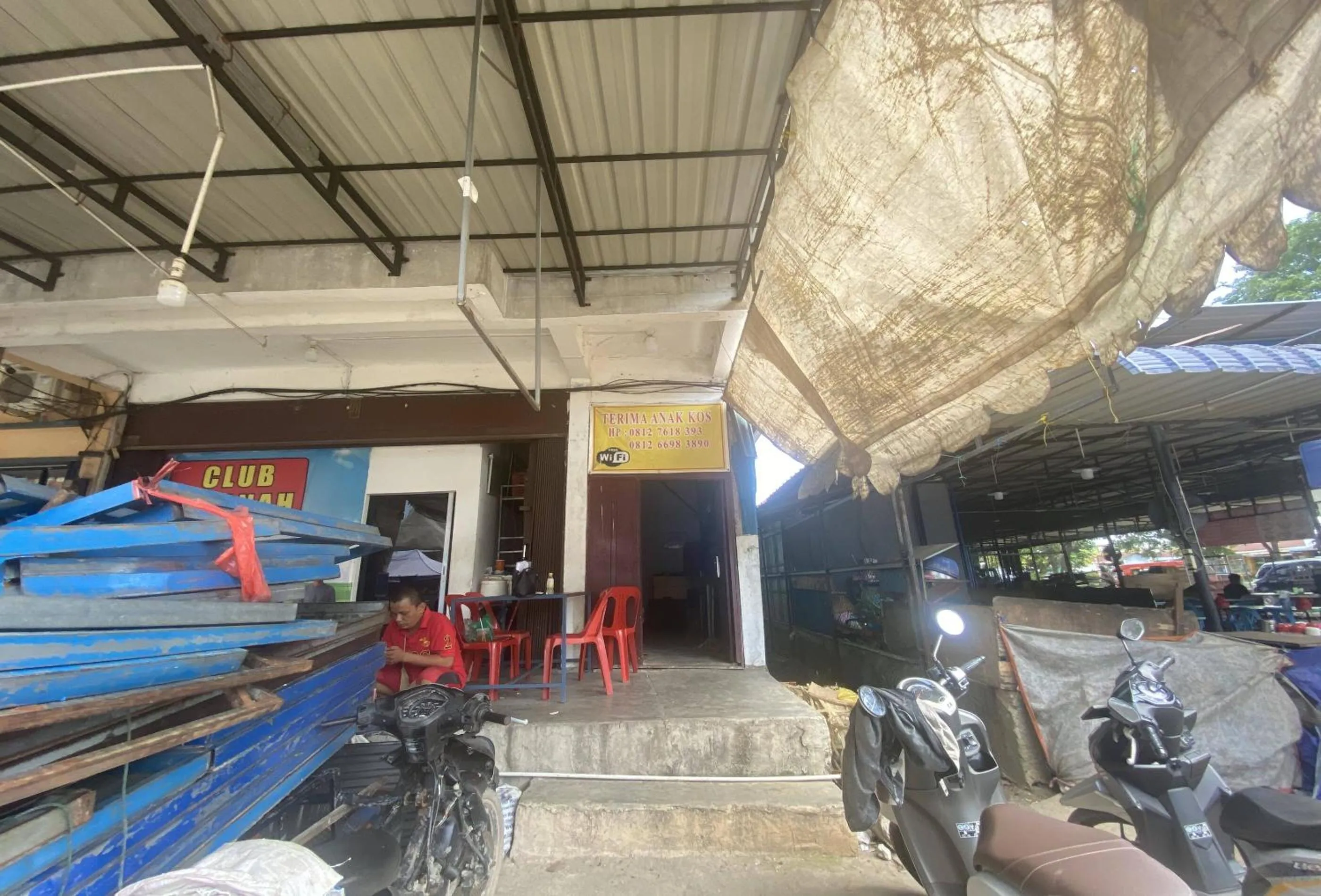 Facade/entrance in SPOT ON 93446 Penginapan Mak Yes