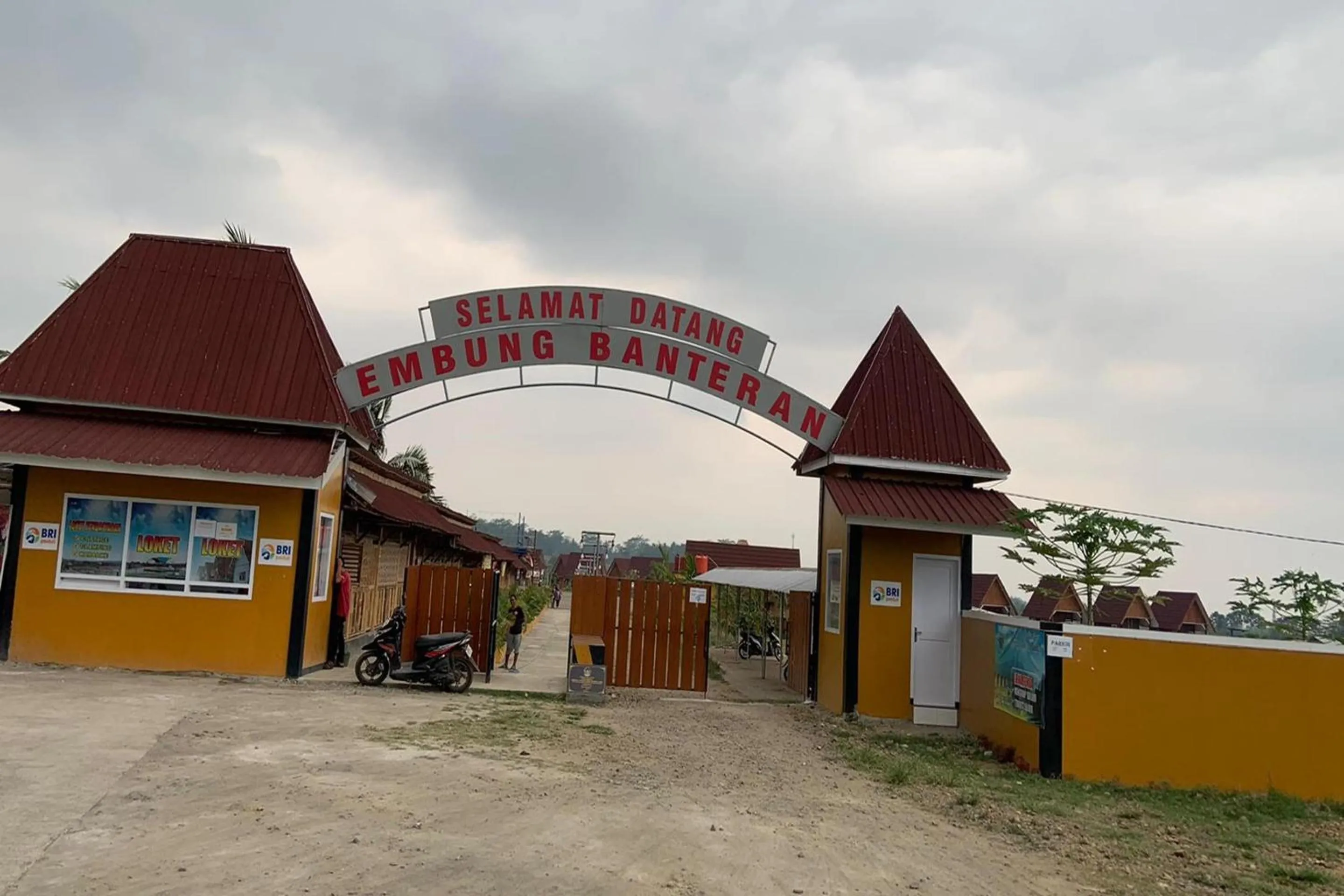 Facade/entrance in Capital O 93437 Embung Banteran CottageNearLapangan Banteran