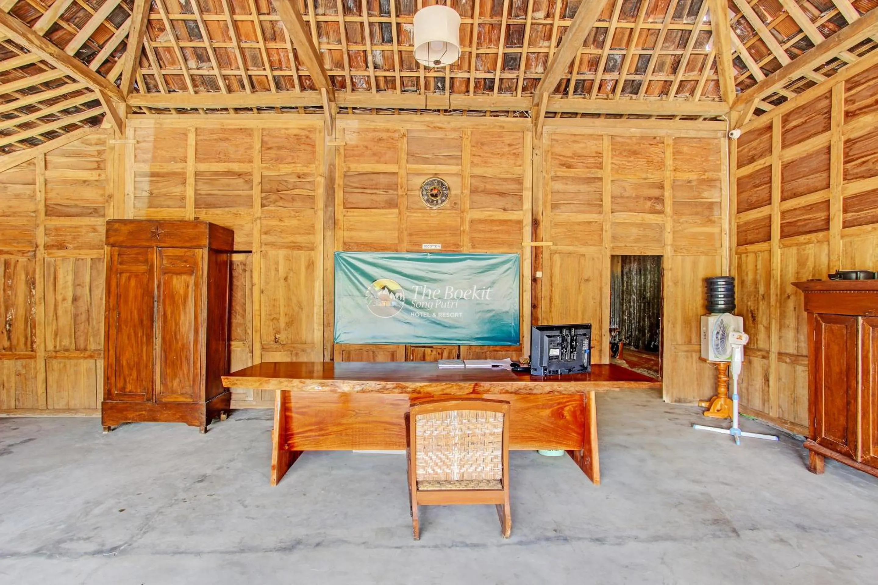 Lobby or reception in Capital O 93449 The Boekit Song Putri Resort