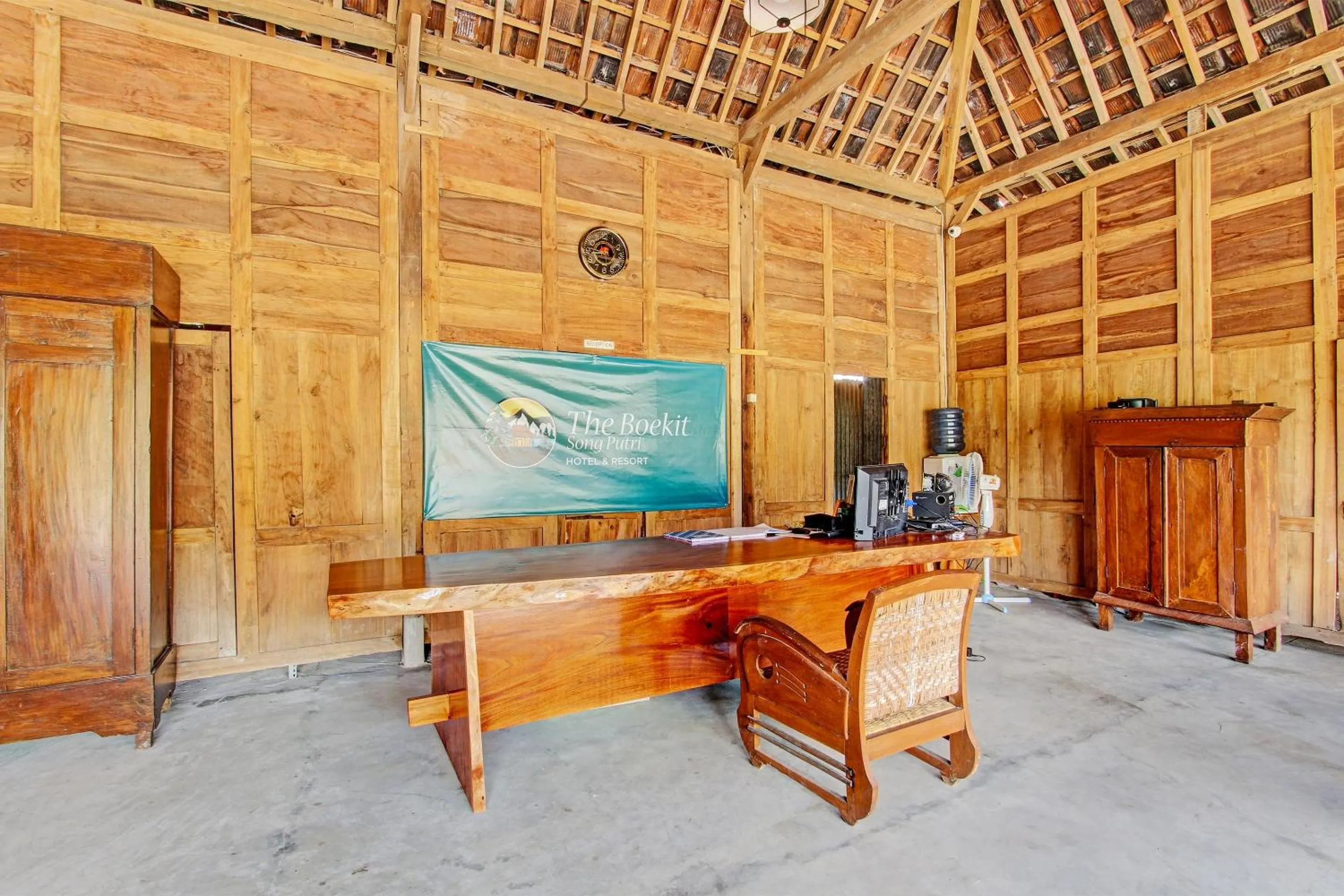 Lobby or reception in Capital O 93449 The Boekit Song Putri Resort