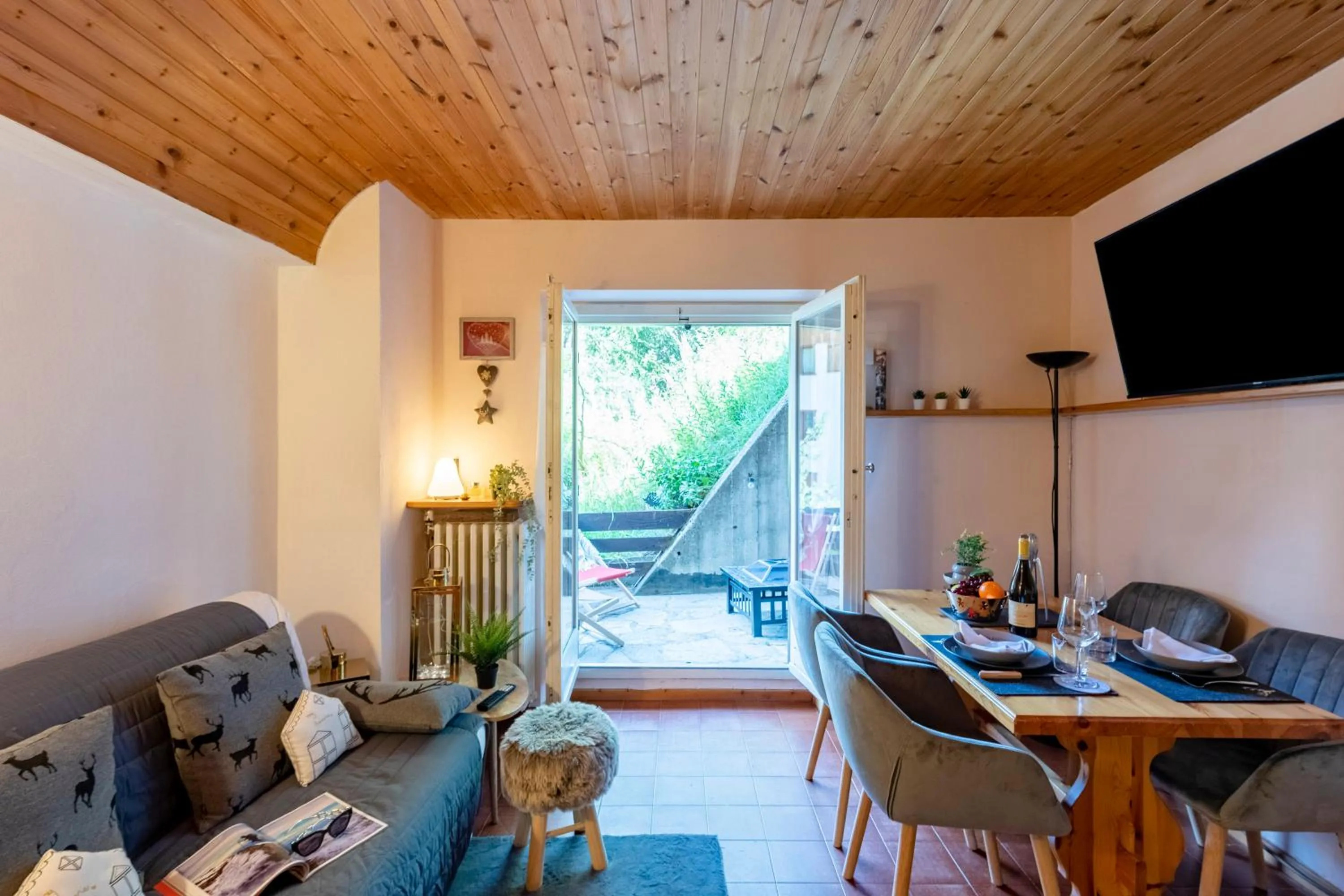 Living room in Chaberton Romantic Retreat Ski In Ski Out - Happy Rentals