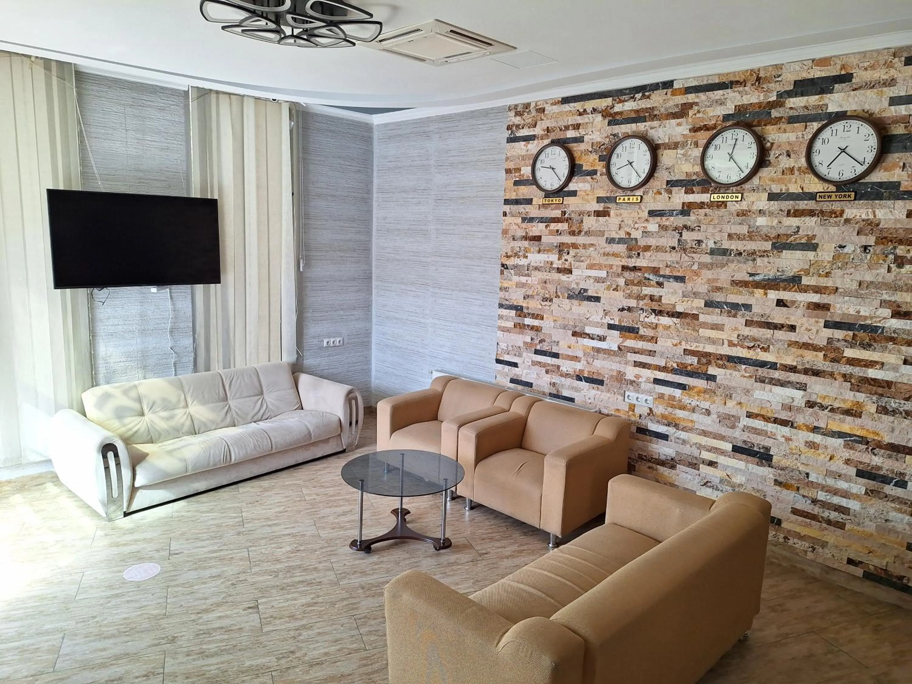 Communal lounge/ TV room in Hotel Georgian