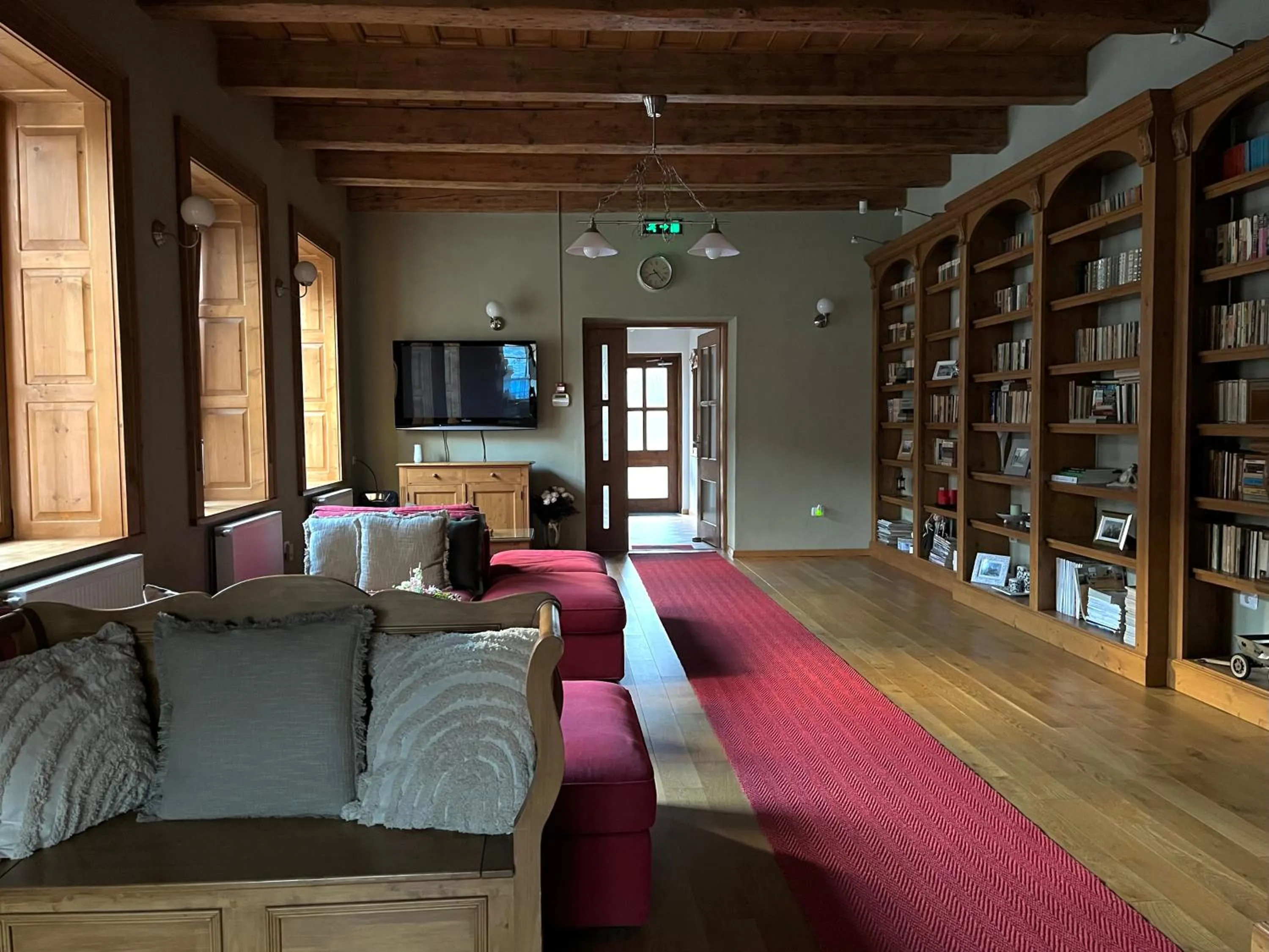 Communal lounge/ TV room in Pensiunea Tohanu Vechi