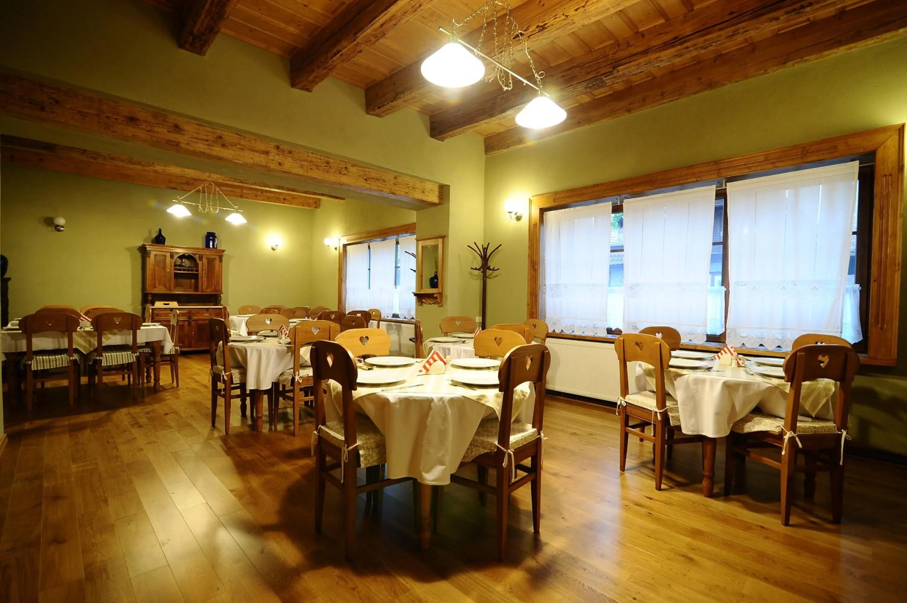 Restaurant/places to eat in Pensiunea Tohanu Vechi