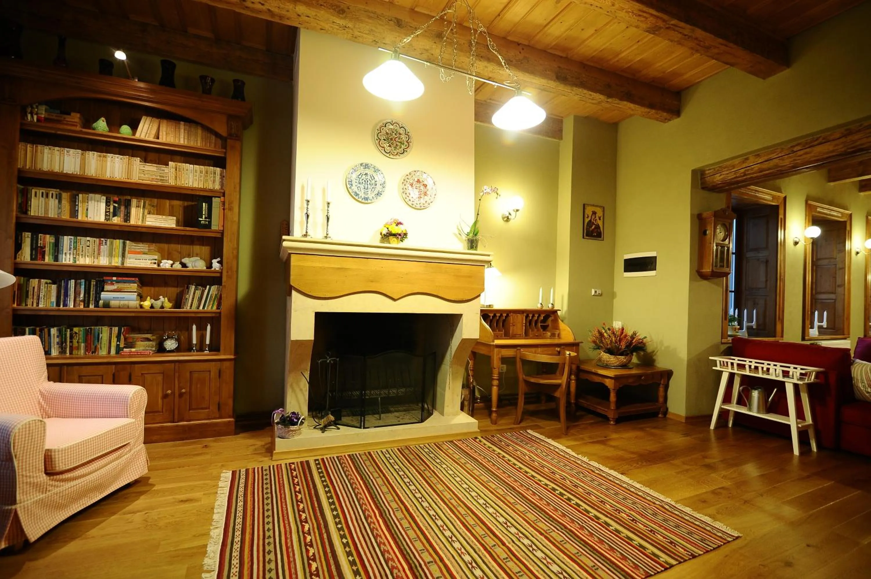 Library in Pensiunea Tohanu Vechi