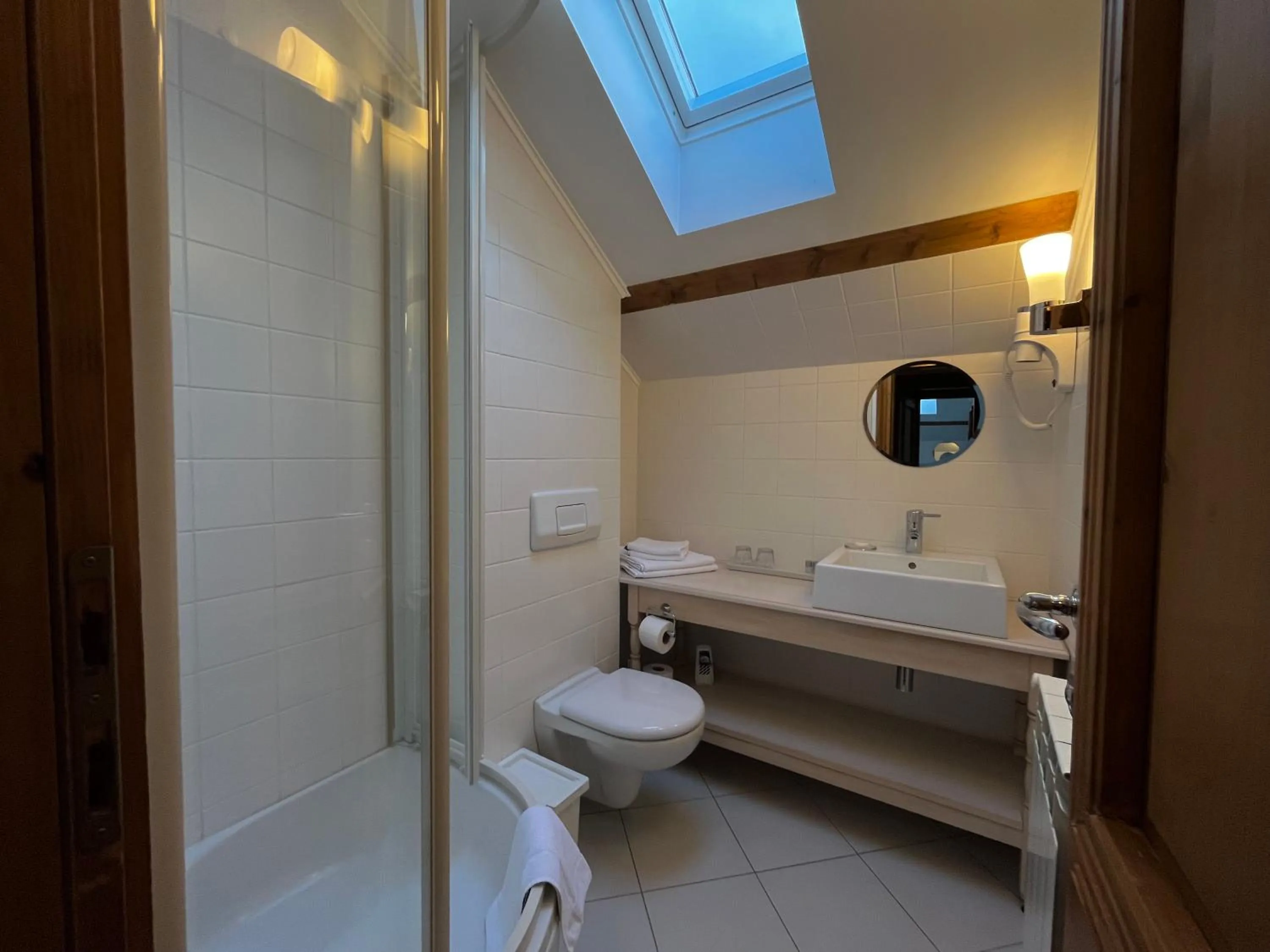 Bathroom, Bed in Pensiunea Tohanu Vechi