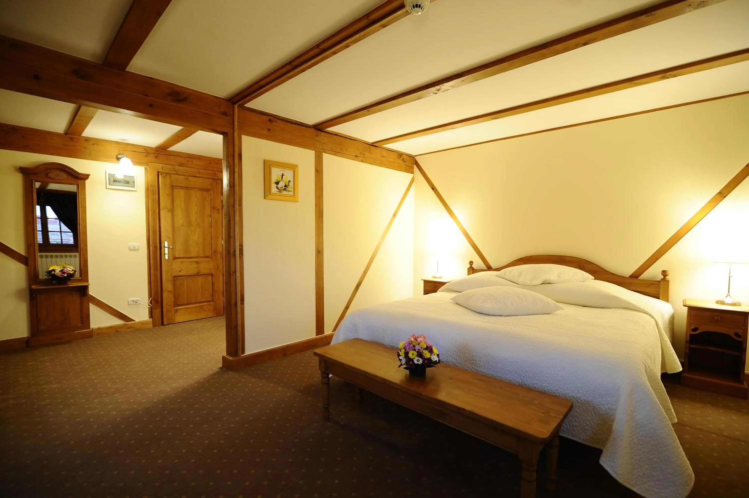 Decorative detail, Bed in Pensiunea Tohanu Vechi