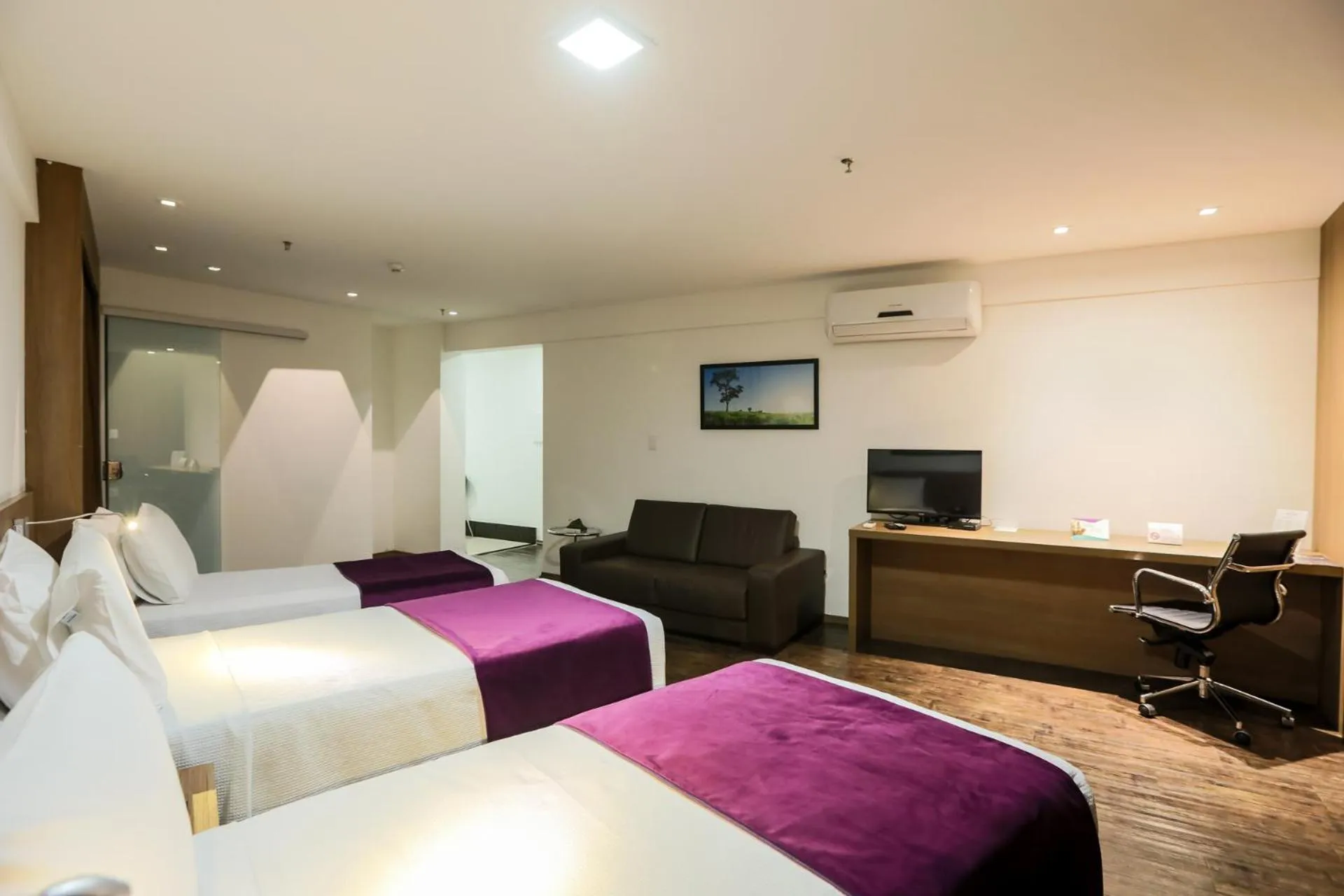 Photo of the whole room, Bed in San Diego Suítes Governador Valadares