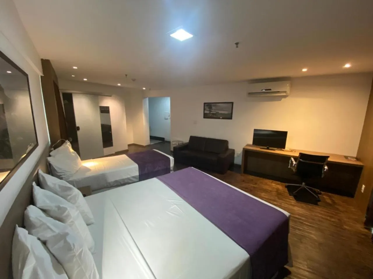 Photo of the whole room, Bed in San Diego Suítes Governador Valadares