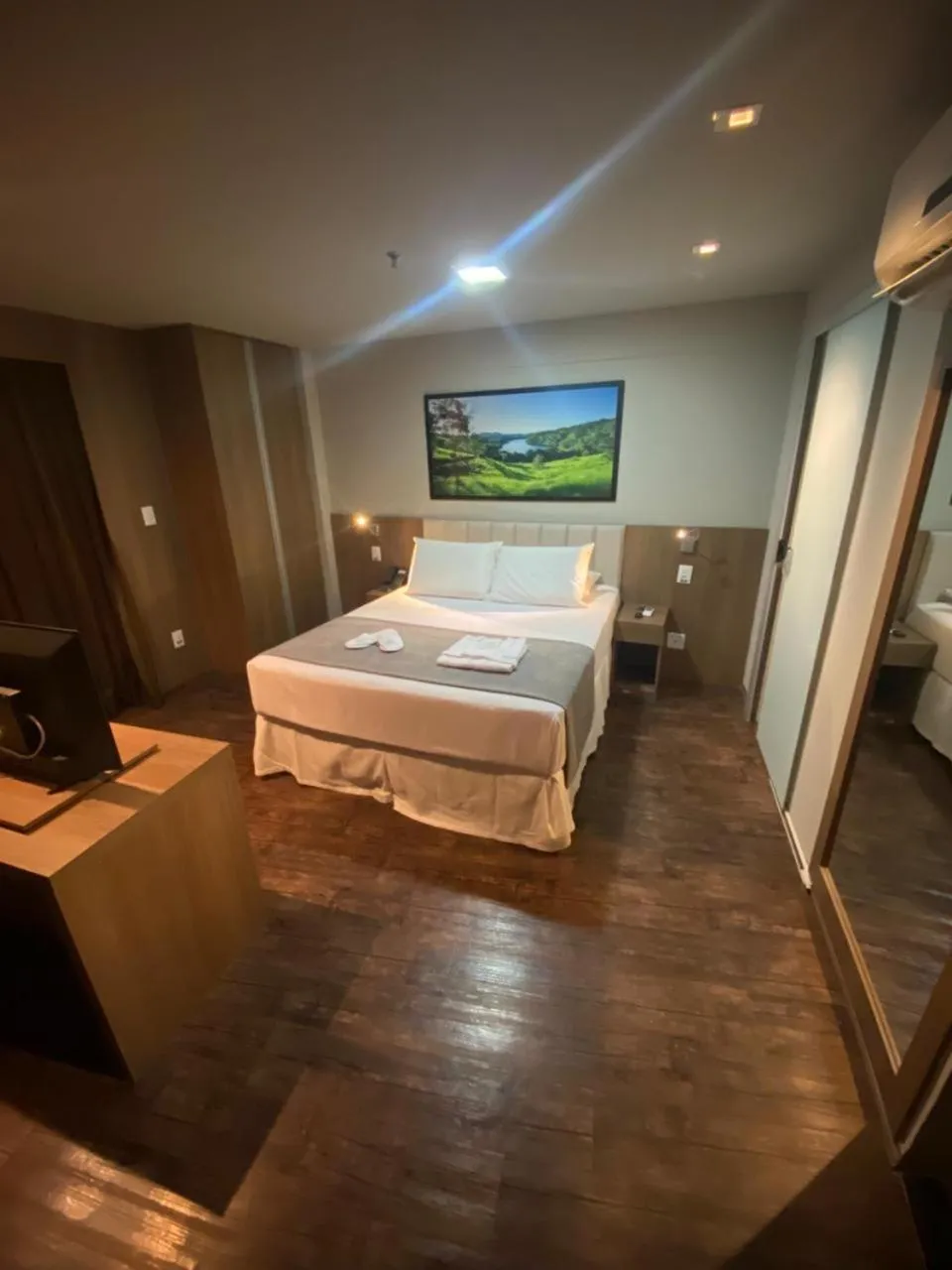 air conditioner, Bed in San Diego Suítes Governador Valadares