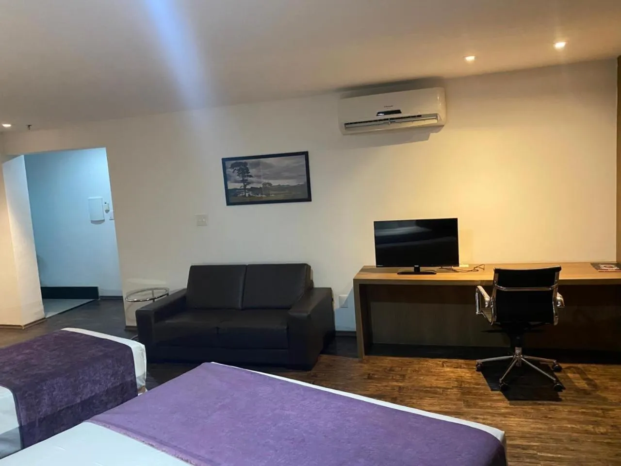 Photo of the whole room, Bed in San Diego Suítes Governador Valadares