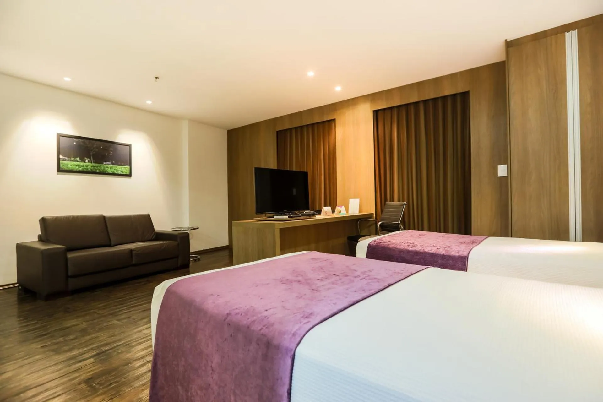 Photo of the whole room, Bed in San Diego Suítes Governador Valadares