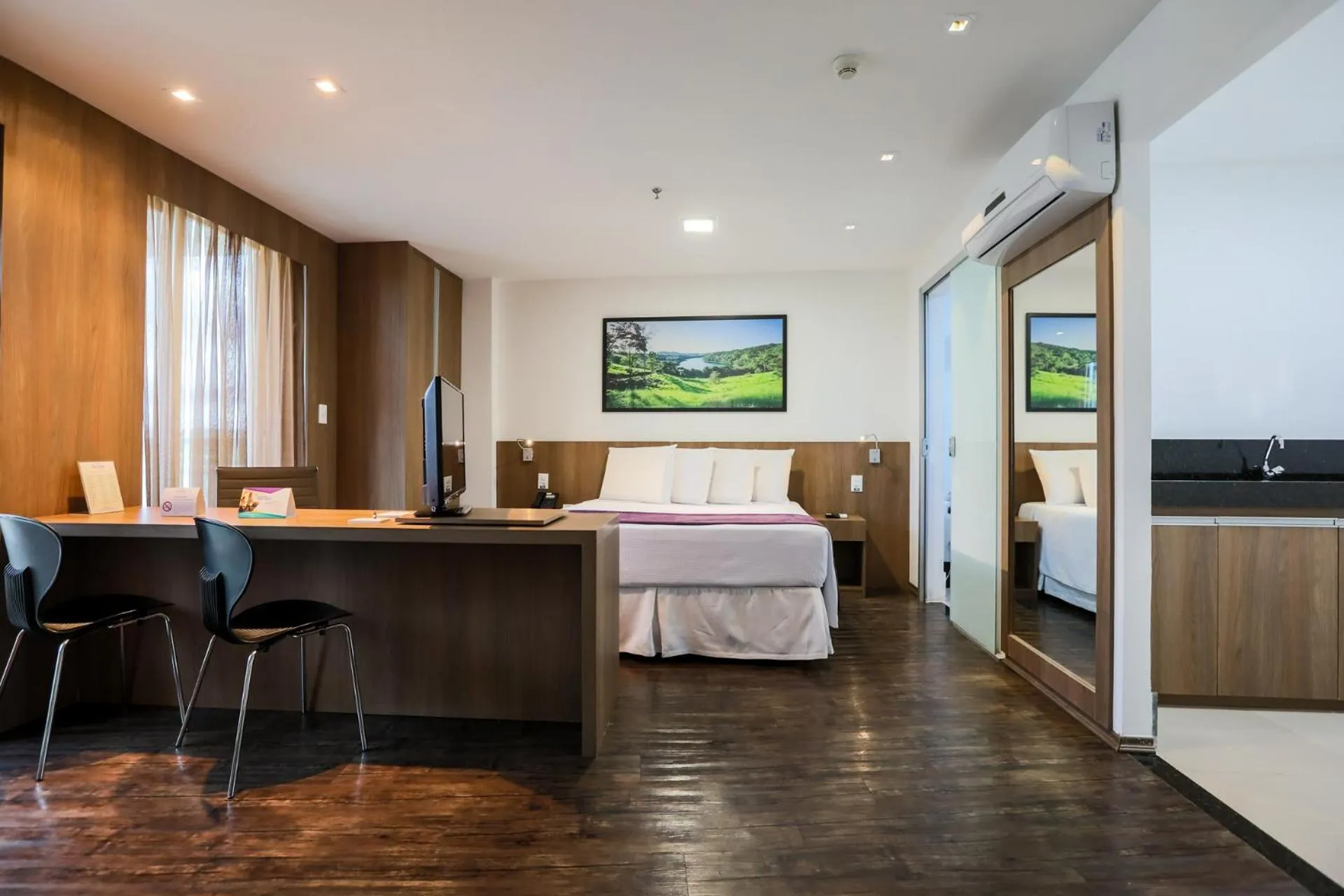 Photo of the whole room in San Diego Suítes Governador Valadares