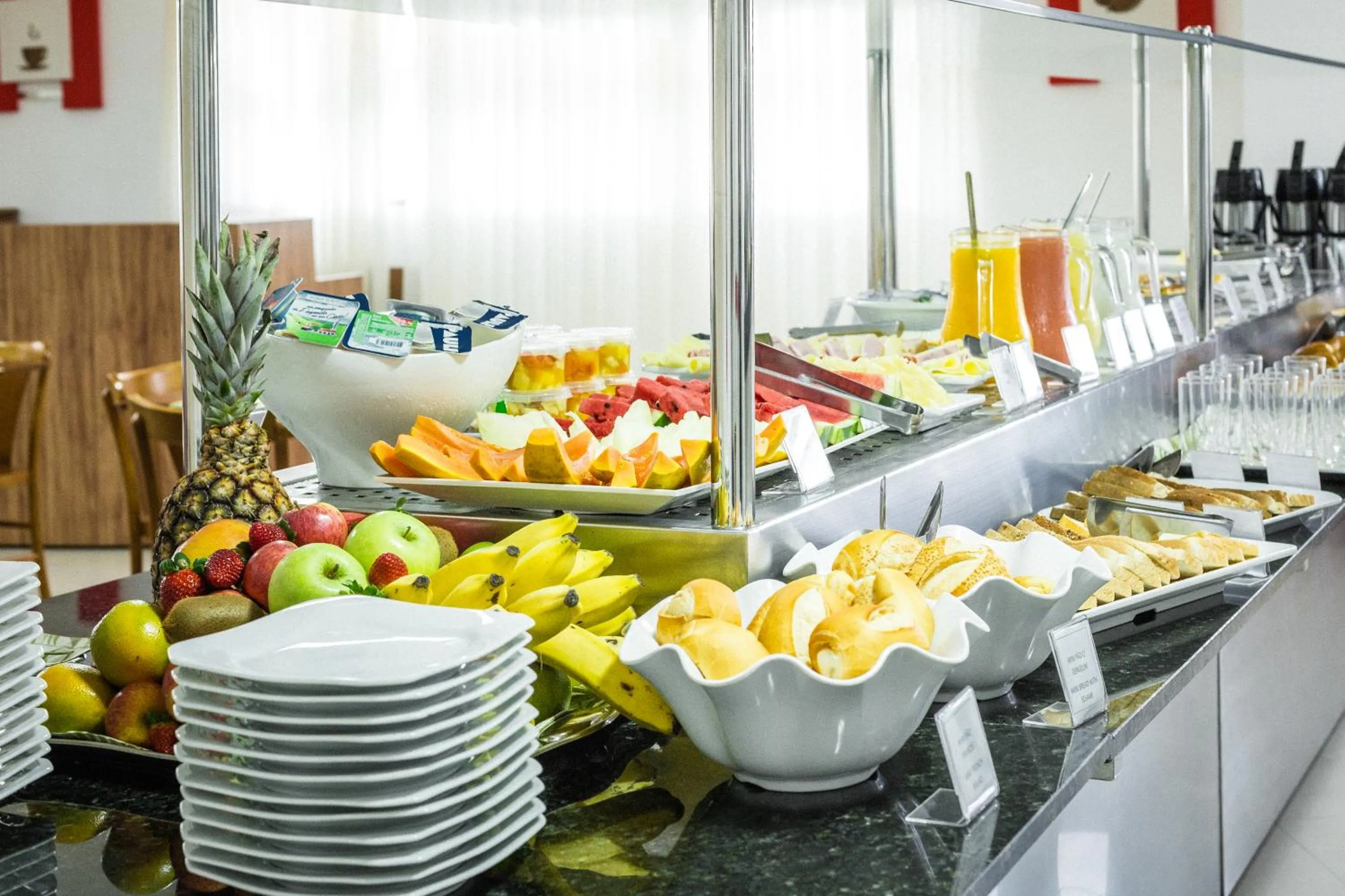 Food and drinks in San Diego Suítes Governador Valadares