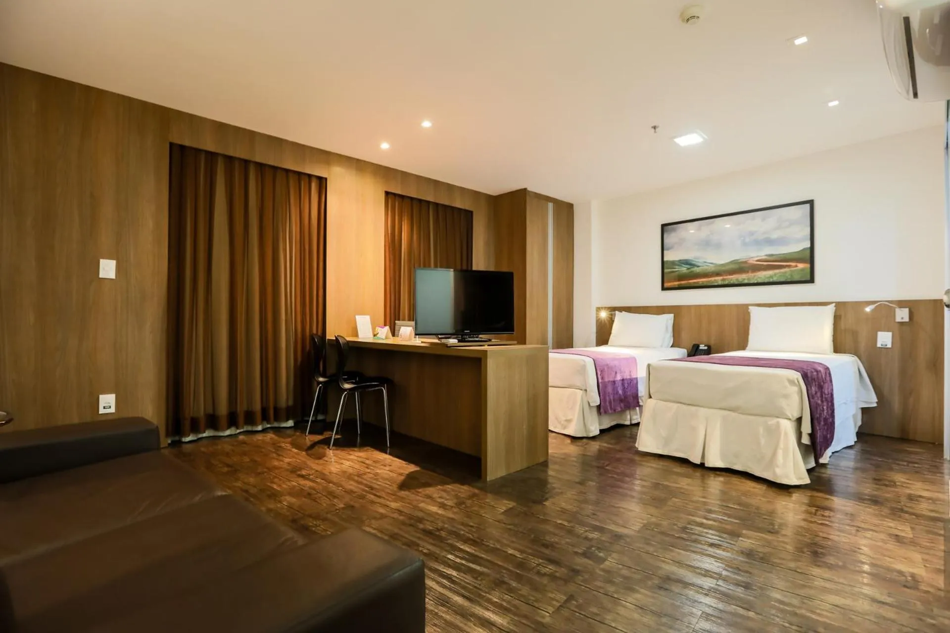 Photo of the whole room, Bed in San Diego Suítes Governador Valadares