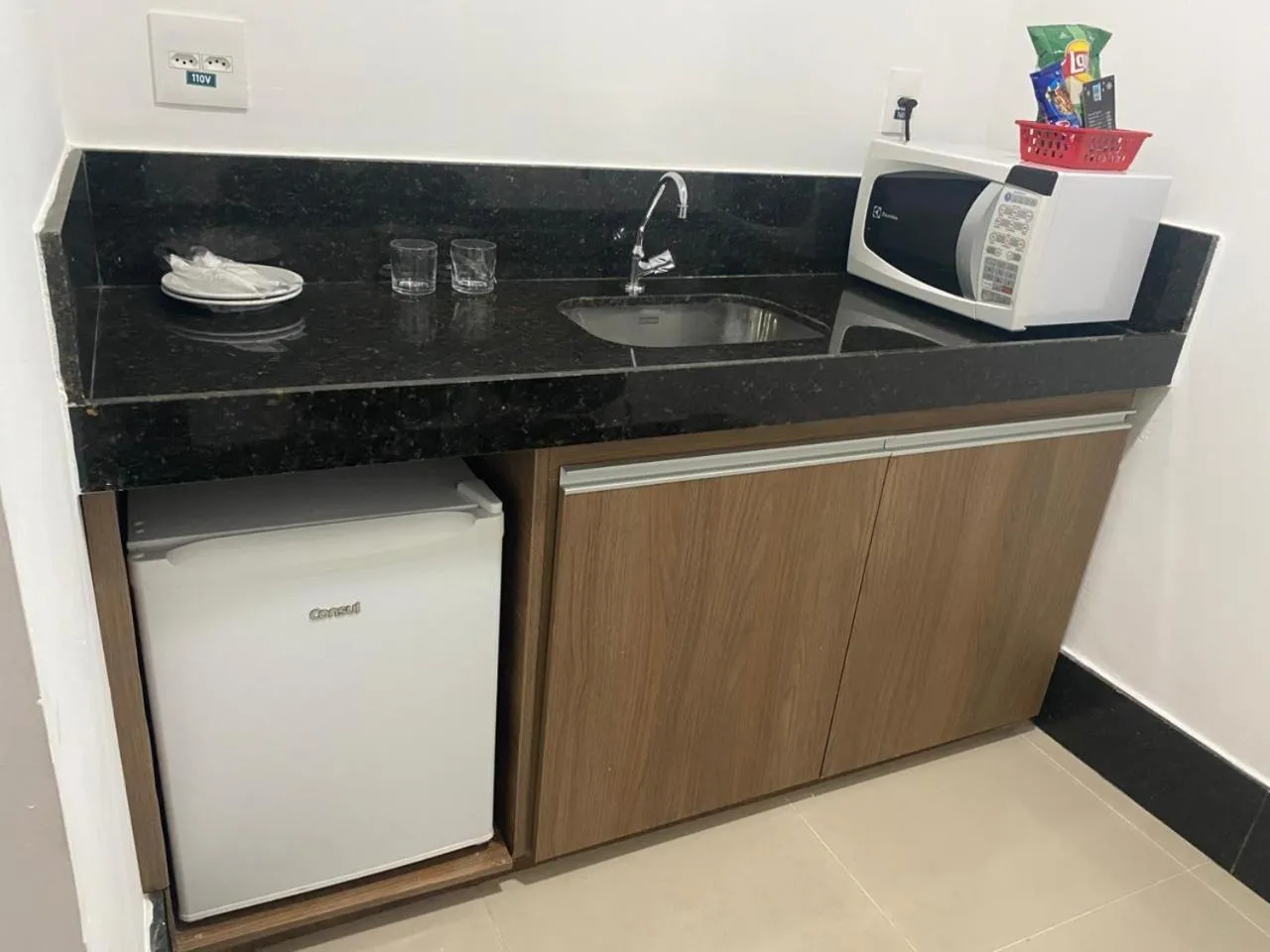 microwave in San Diego Suítes Governador Valadares