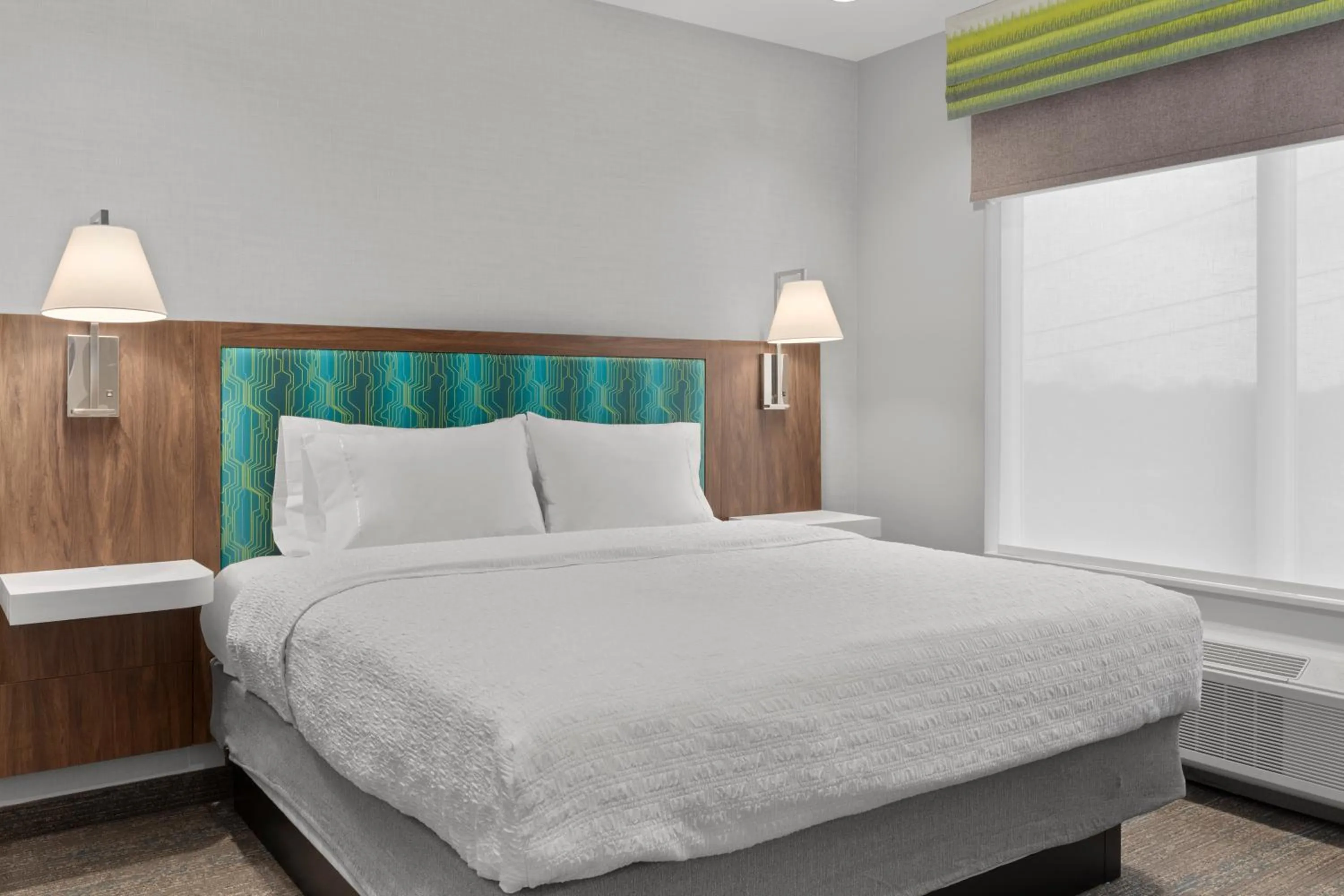 Bed in Hampton Inn Saline