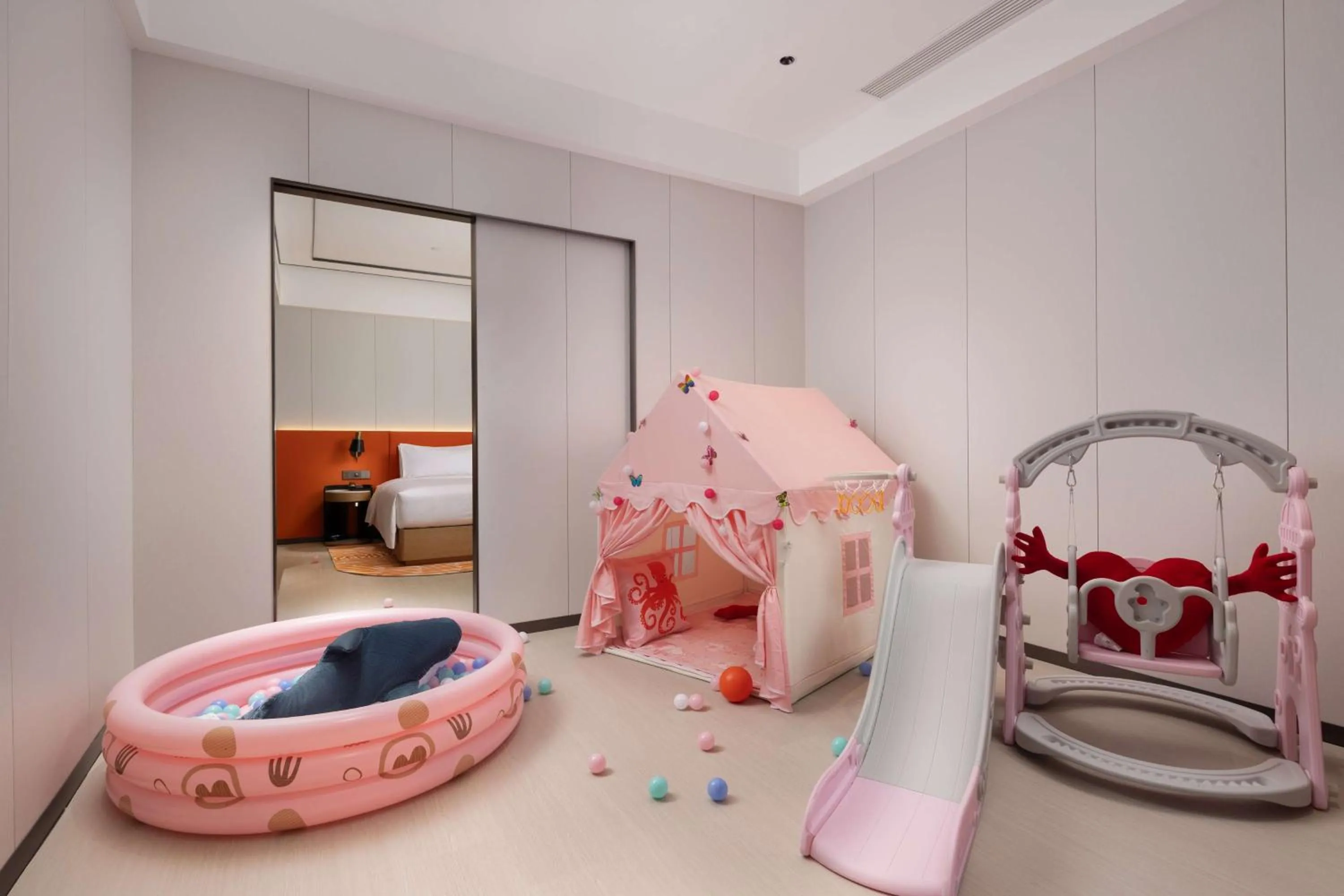 Photo of the whole room, Bed in Hilton Garden Inn Jiangmen Xinhui