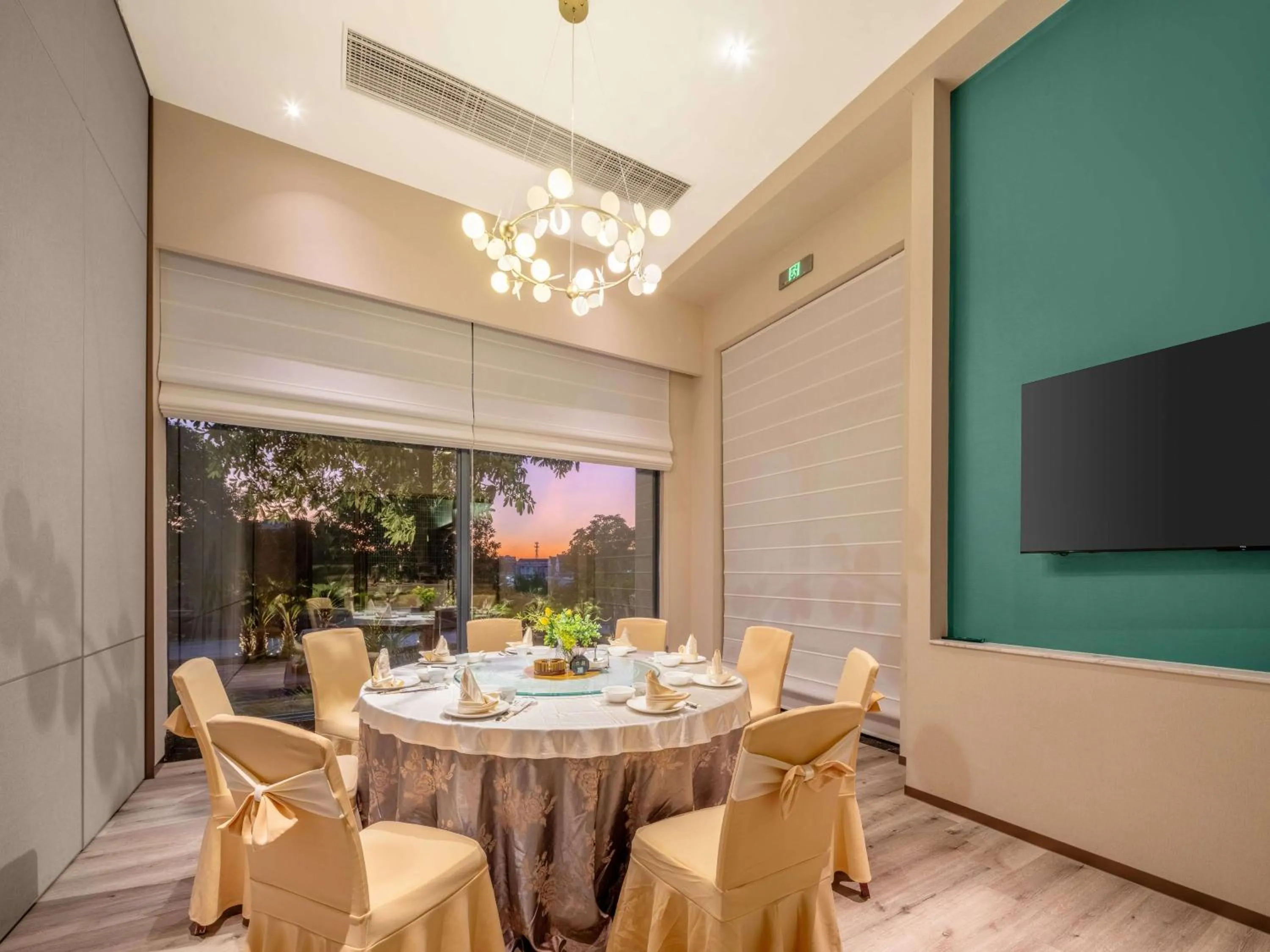 Dining area in Hilton Garden Inn Jiangmen Xinhui