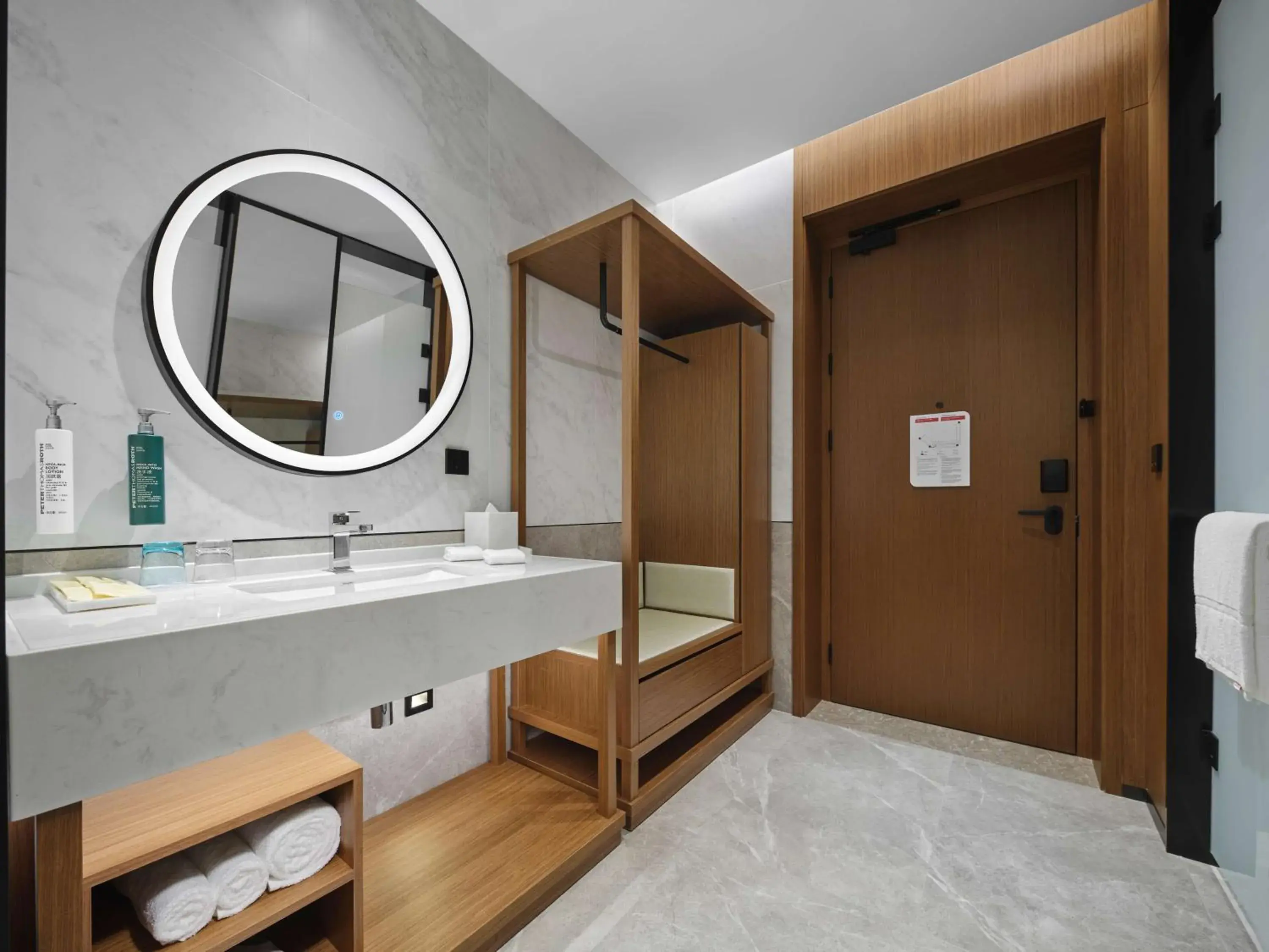 Bathroom, Bed in Hilton Garden Inn Huizhou North Railway Station Bathroom, Bed in Hilton Garden Inn Huizhou North Railway Station