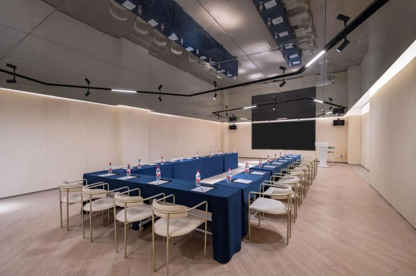 Meeting/conference room in Hilton Garden Inn Nanjing Hexi Olympic Sports Center