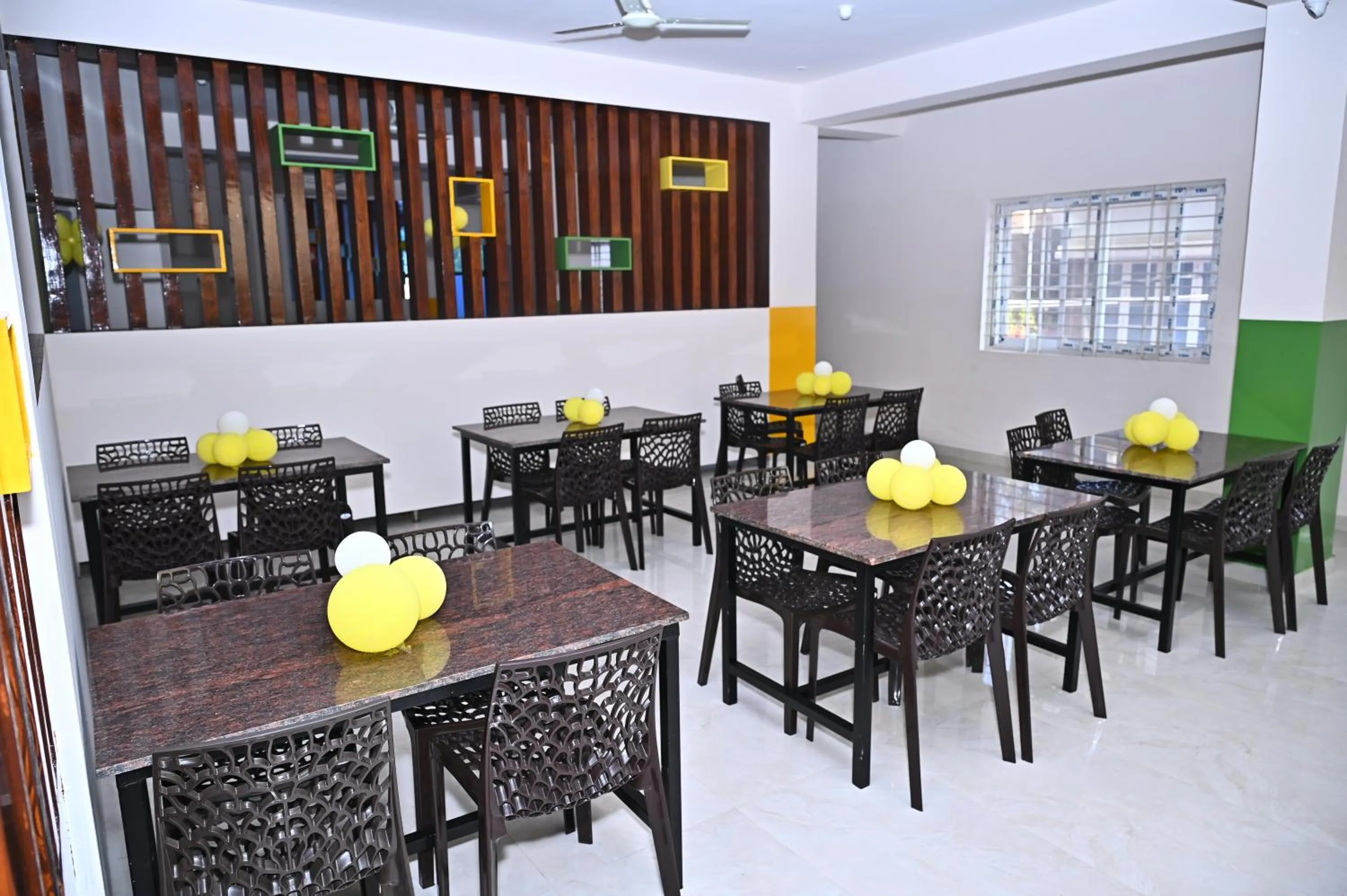 Restaurant/places to eat in HOTEL SLN COMFORTS
