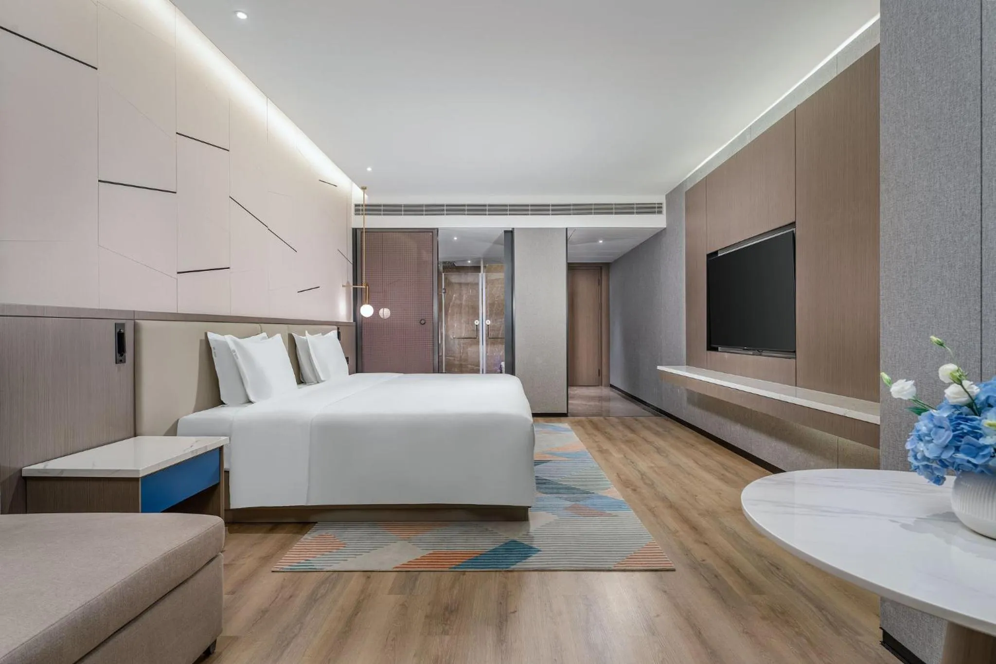 Photo of the whole room, Bed in Holiday Inn Express Lanzhou Downtown by IHG