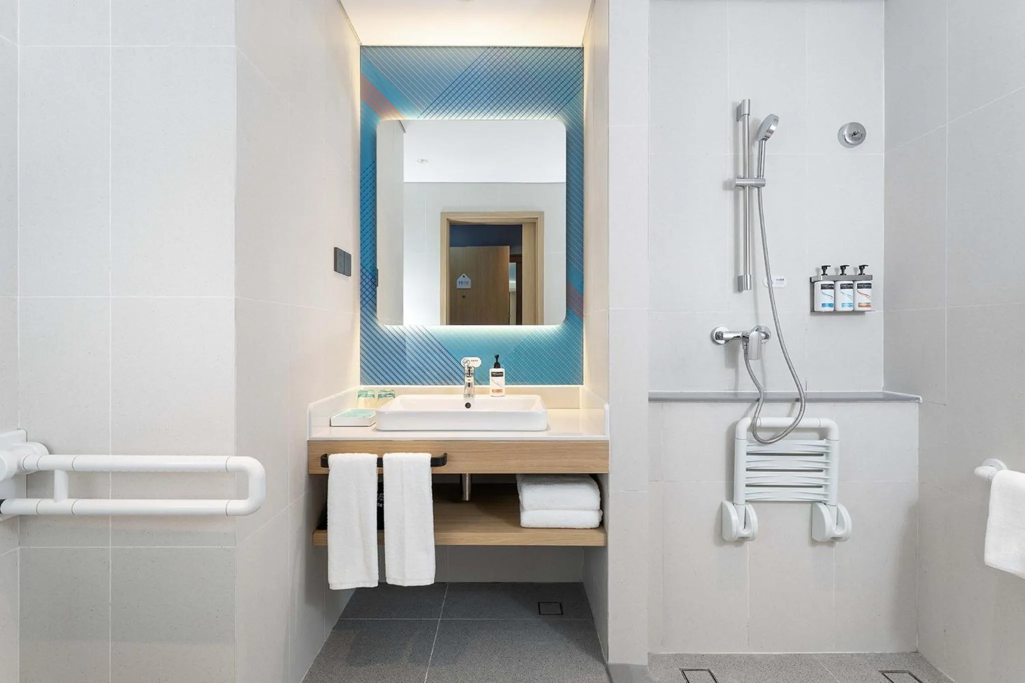 Photo of the whole room in Holiday Inn Express Xi'an Daxing by IHG