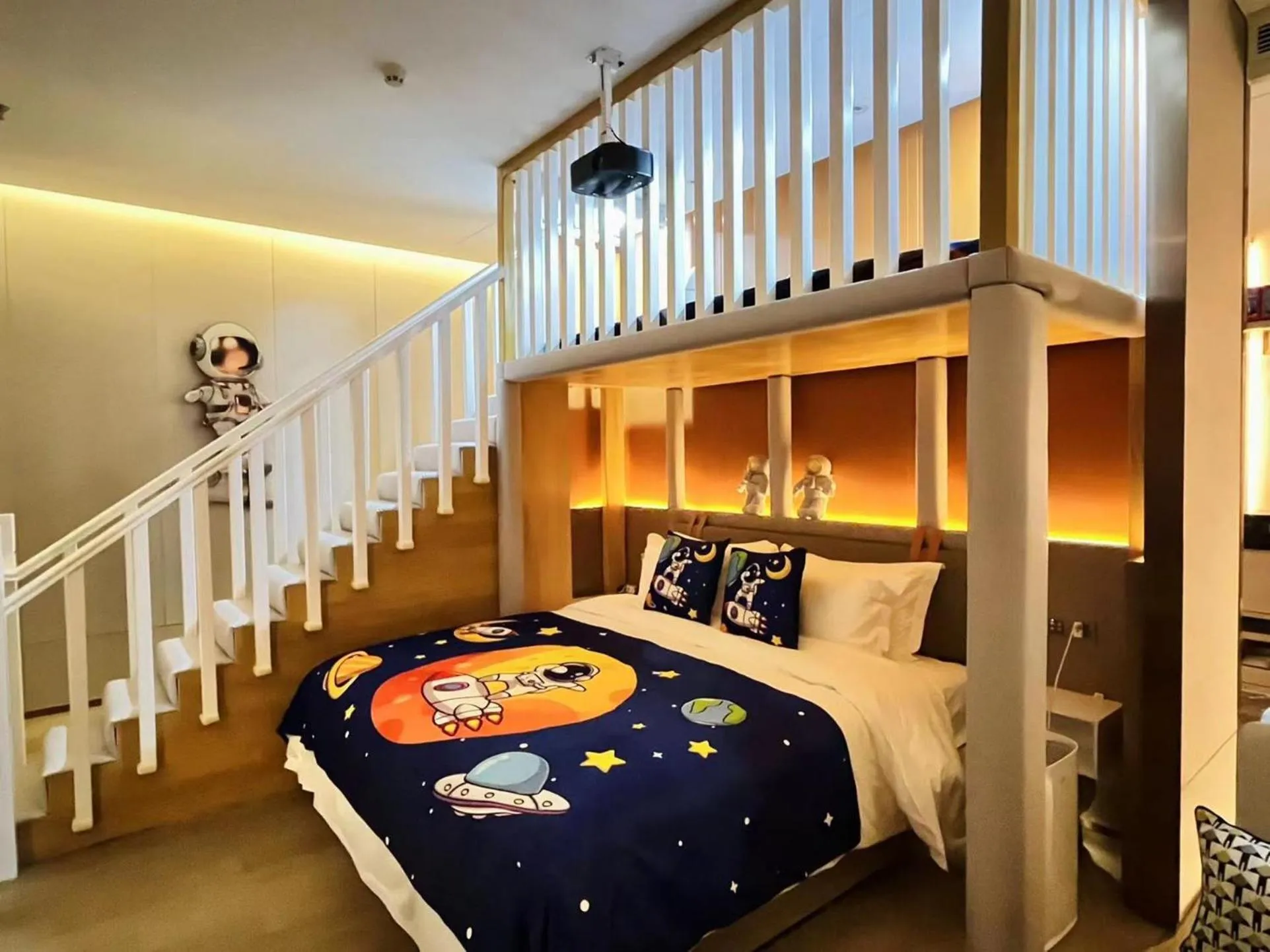 Photo of the whole room, Bed in voco Xi'an Qindu Legend by IHG